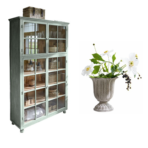 Vitrine en bois gris avec portes vitrées et panier en osier sur le dessus, meuble de rangement élégant
