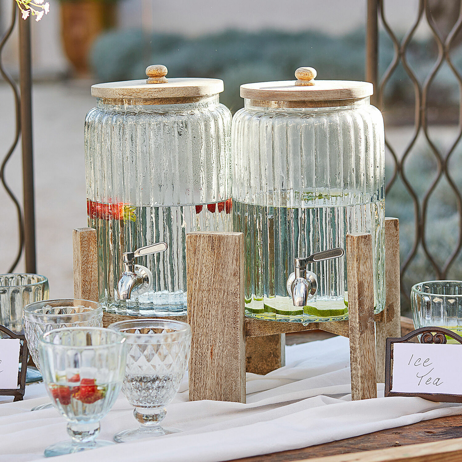 Drankdispenser set van 2 Ebeyin Glazen drankdispensers met houten deksels en standaard, perfect voor limonade en ijsthee buiten