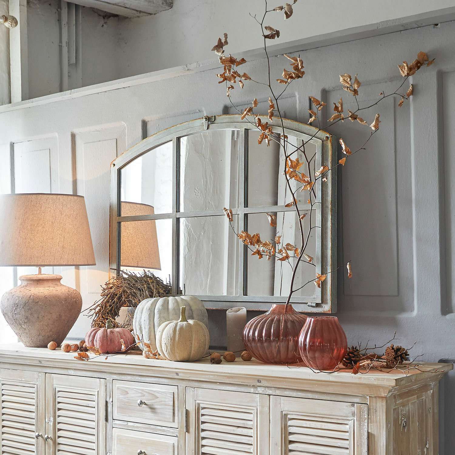 Spiegel Bayaert Decoratieve kast met spiegel, lamp en herfstdecoraties in natuurlijke kleuren voor woonkamer