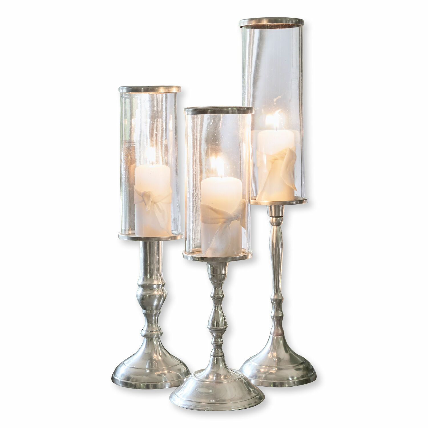 Set van drie metalen kandelaars met helder glas en witte kaarsen voor interieurdecoratie