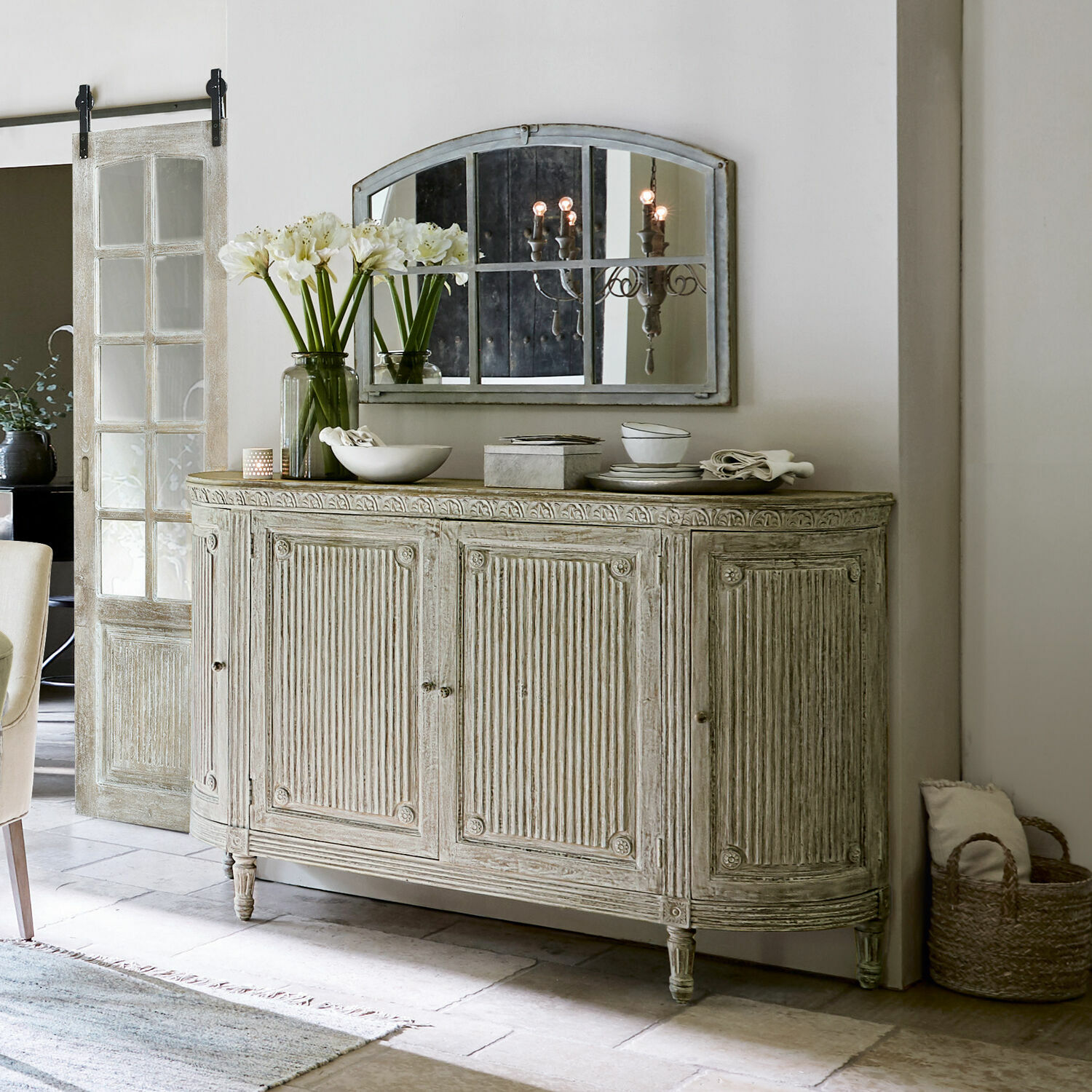 Buffetkast Cienegas Rustieke lichte houten dressoir met decoratieve panelen en vintage spiegel in woonkamer