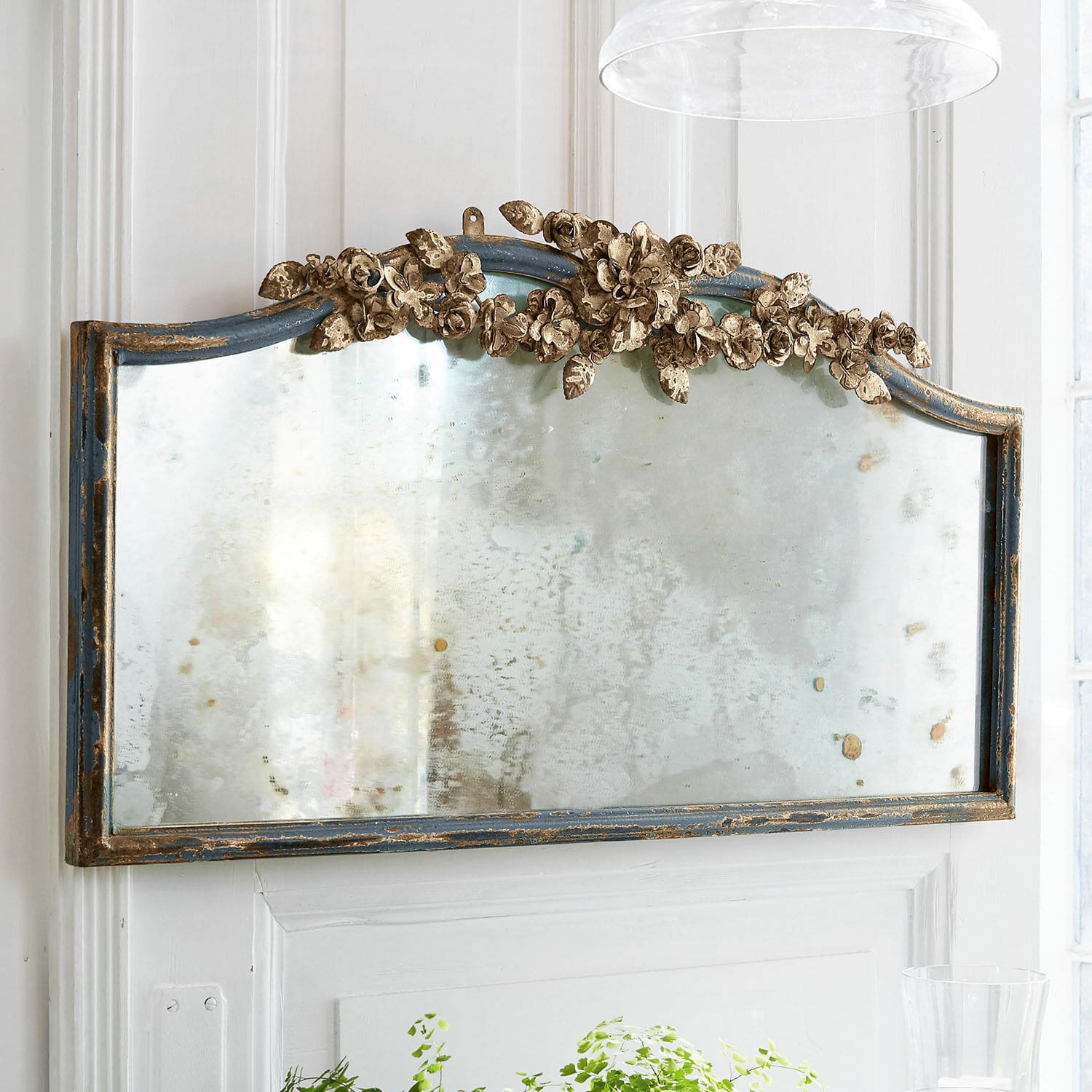 Spiegel Juliers Antieke wandspiegel met blauwe lijst en gouden bloemornamenten voor vintage interieurdecoratie
