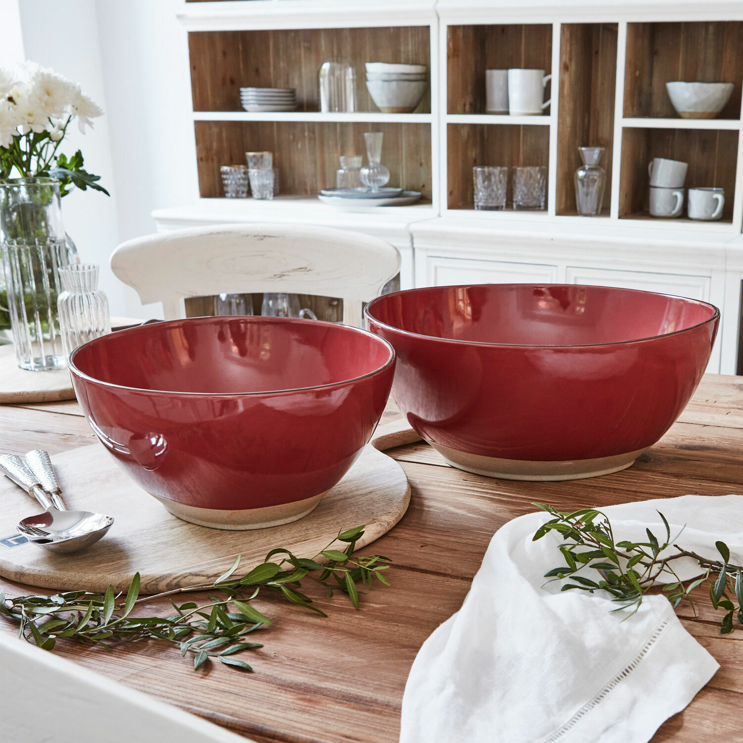 Lot de 2 saladiers Biarré Ensemble de deux bols en céramique rouge posés sur une table en bois dans une cuisine lumineuse