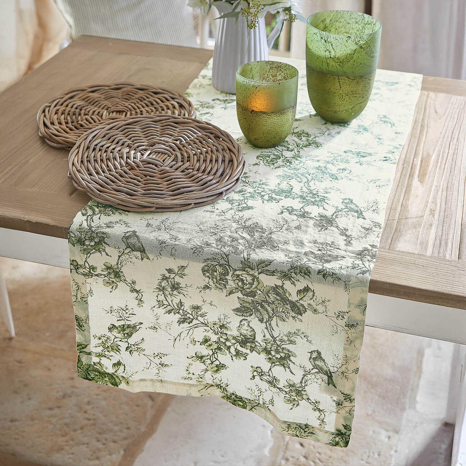 Chemin de table en lin avec motif végétal vert et oiseaux, décor de table avec dessous de verre en osier