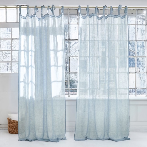 Rideaux transparents bleu clair en tissu léger pour décoration de fenêtres dans un salon lumineux