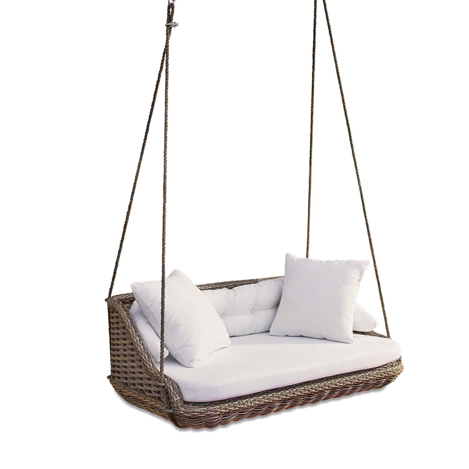 Rotan schommel met witte kussens en zacht zitvlak, perfect voor tuin en terras