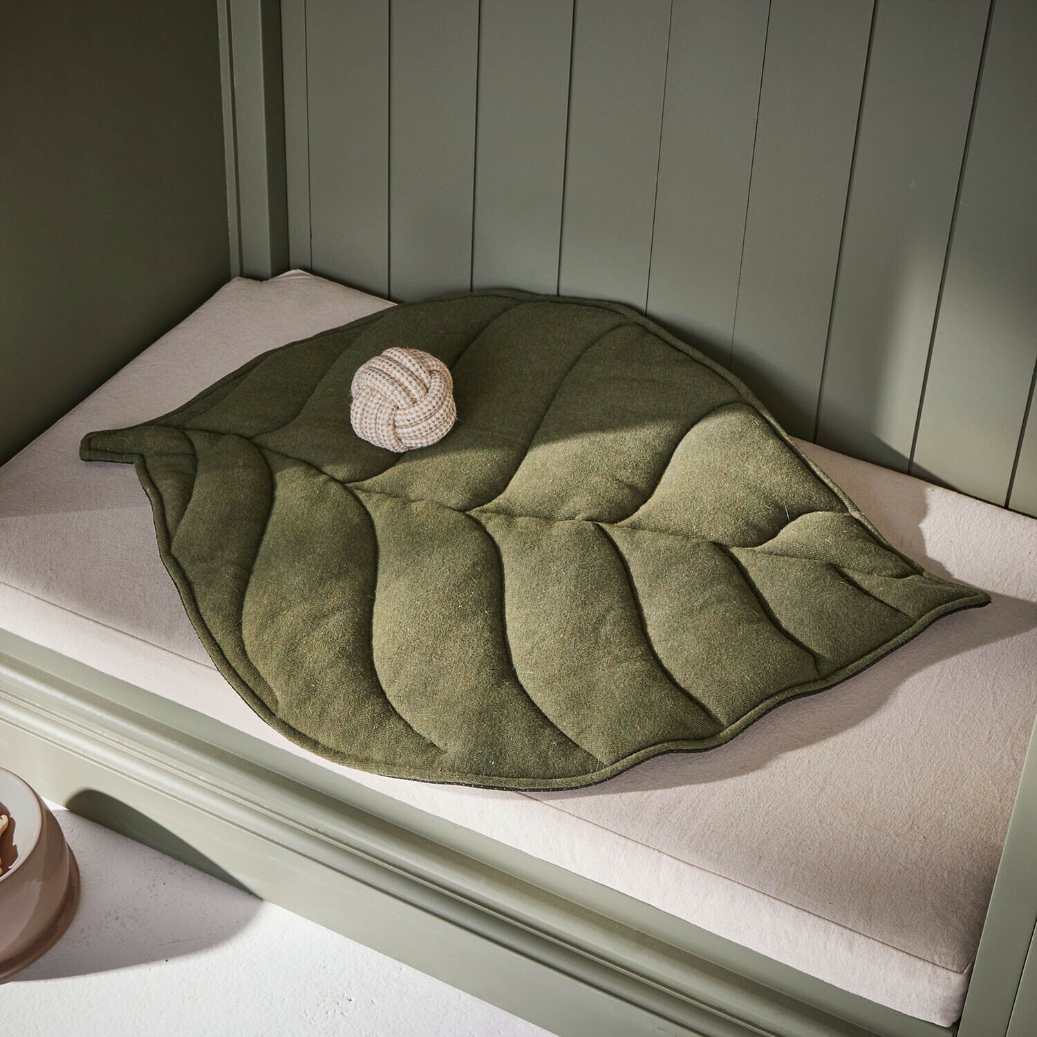 Tapis pour animaux Keirena Tapis vert en forme de feuille en tissu doux sur un coussin clair, décoratif et confortable