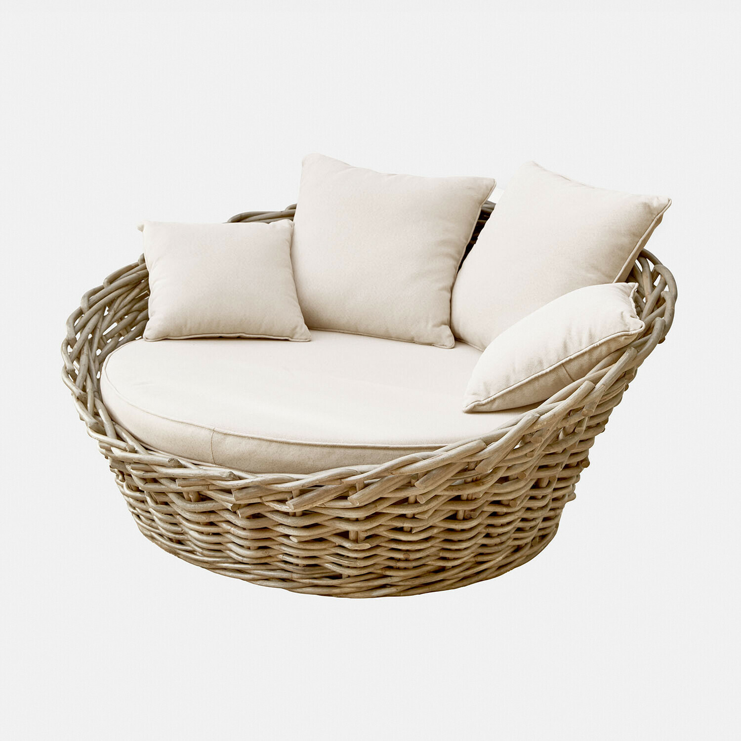 Loungebank voor in de tuin Varolinos Ronde rotan fauteuil met crèmekleurige kussens en zacht zitkussen voor comfortabel zitten