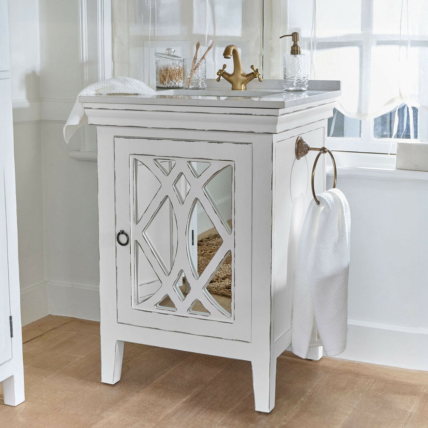 Wastafelmeubel Marvoux Witte houten badkamerkast met spiegel en messing kraan, vintage stijl, badkameraccessoires