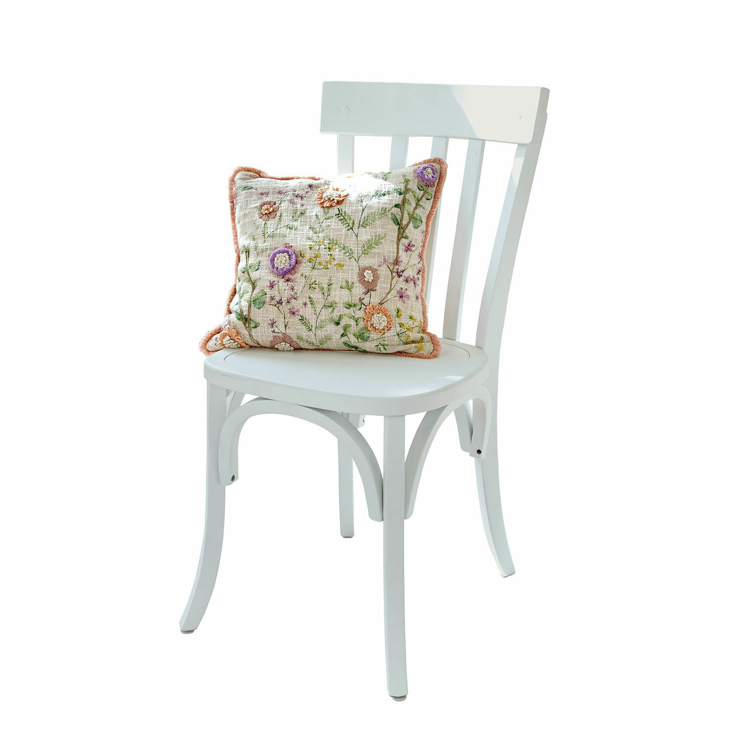 Stoel Passigny Witte houten stoel met decoratief kussen met bloemenborduursel in pasteltinten