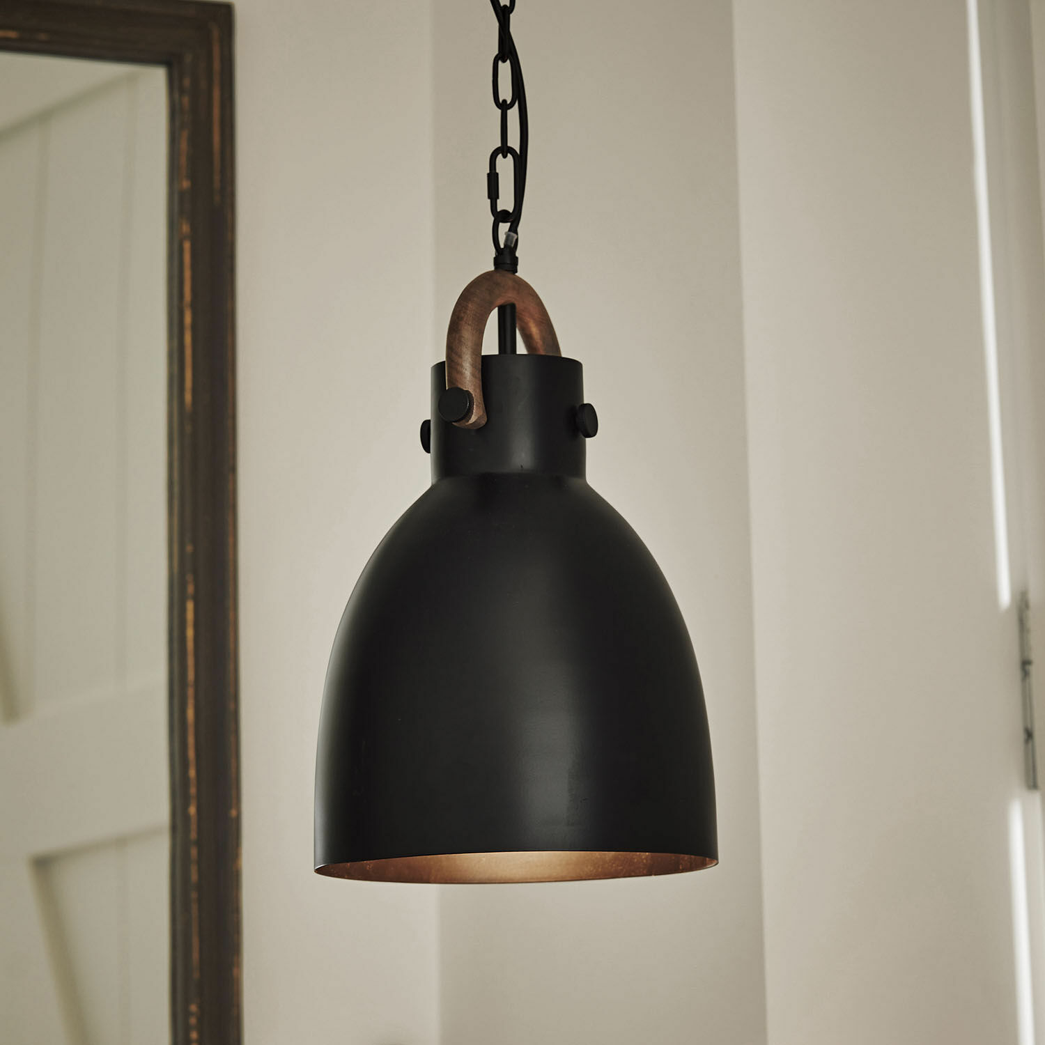 Suspension Walcote Suspension noire en métal avec poignée en bois, luminaire moderne pour décoration intérieure