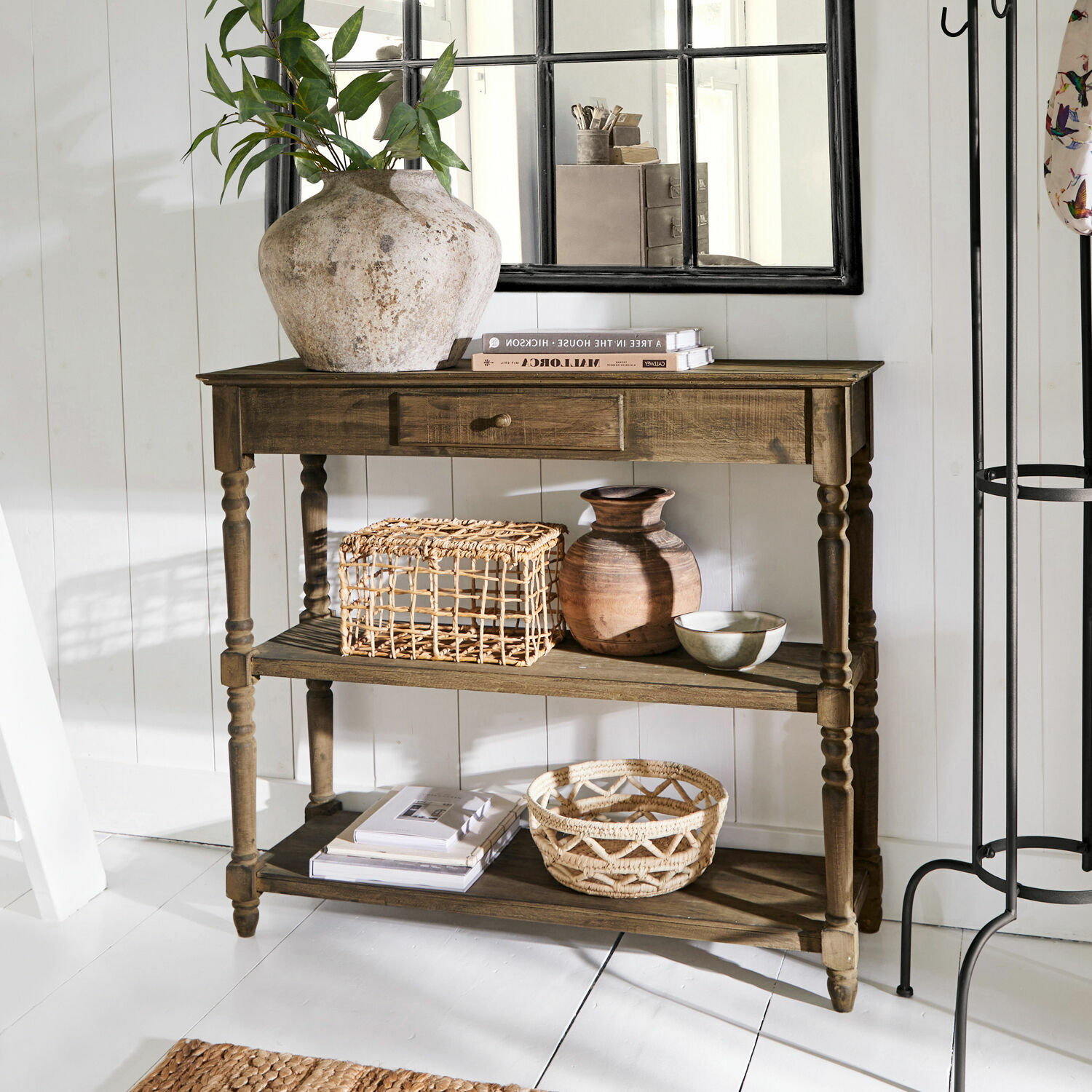 Sidetable Roubaix Houten sidetable met lade en planken, gedecoreerd met vazen en manden, rustieke stijl