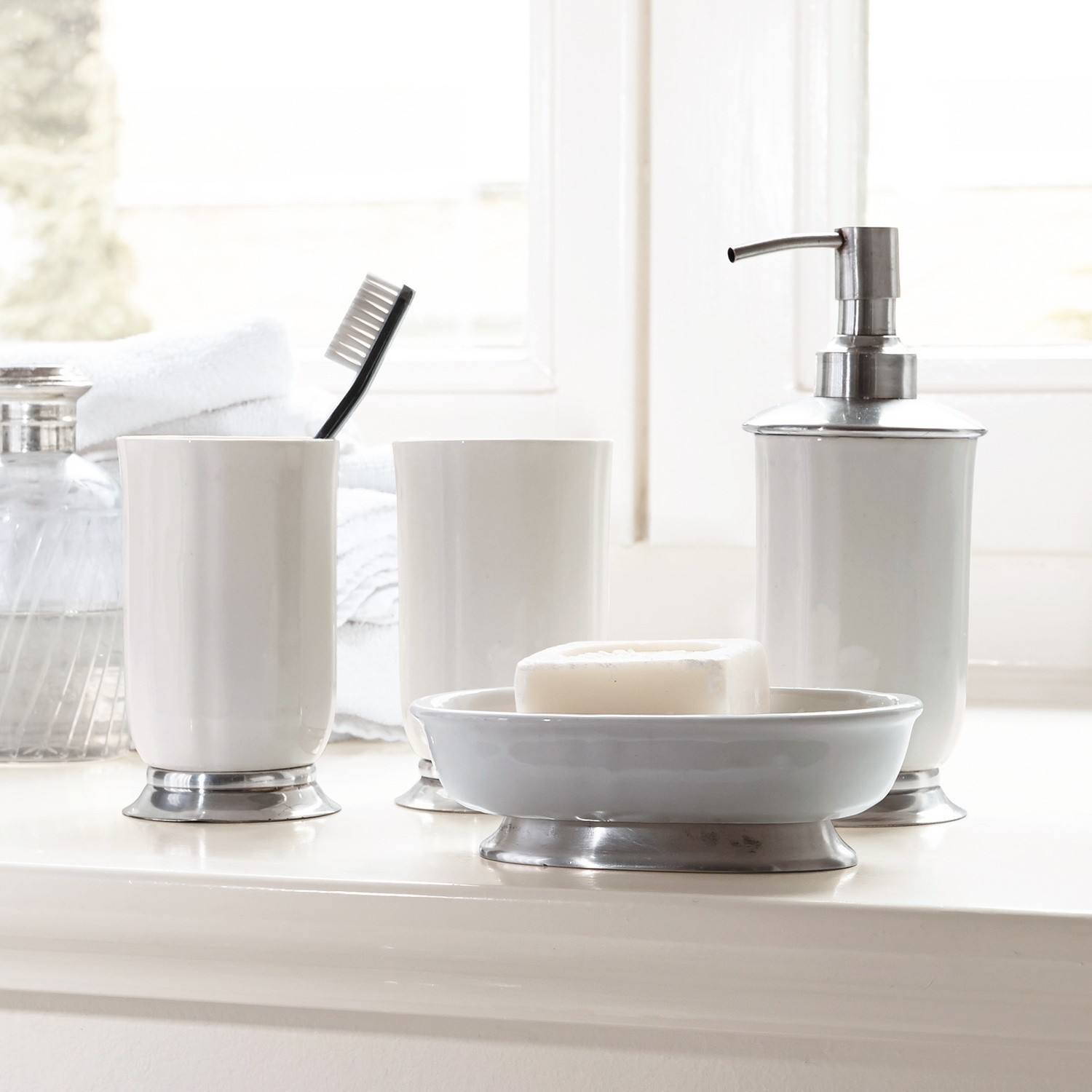 Badkamerset Millicent Badkamer set van wit keramiek met metalen accenten, zeepschaal, bekers en zeepdispenser