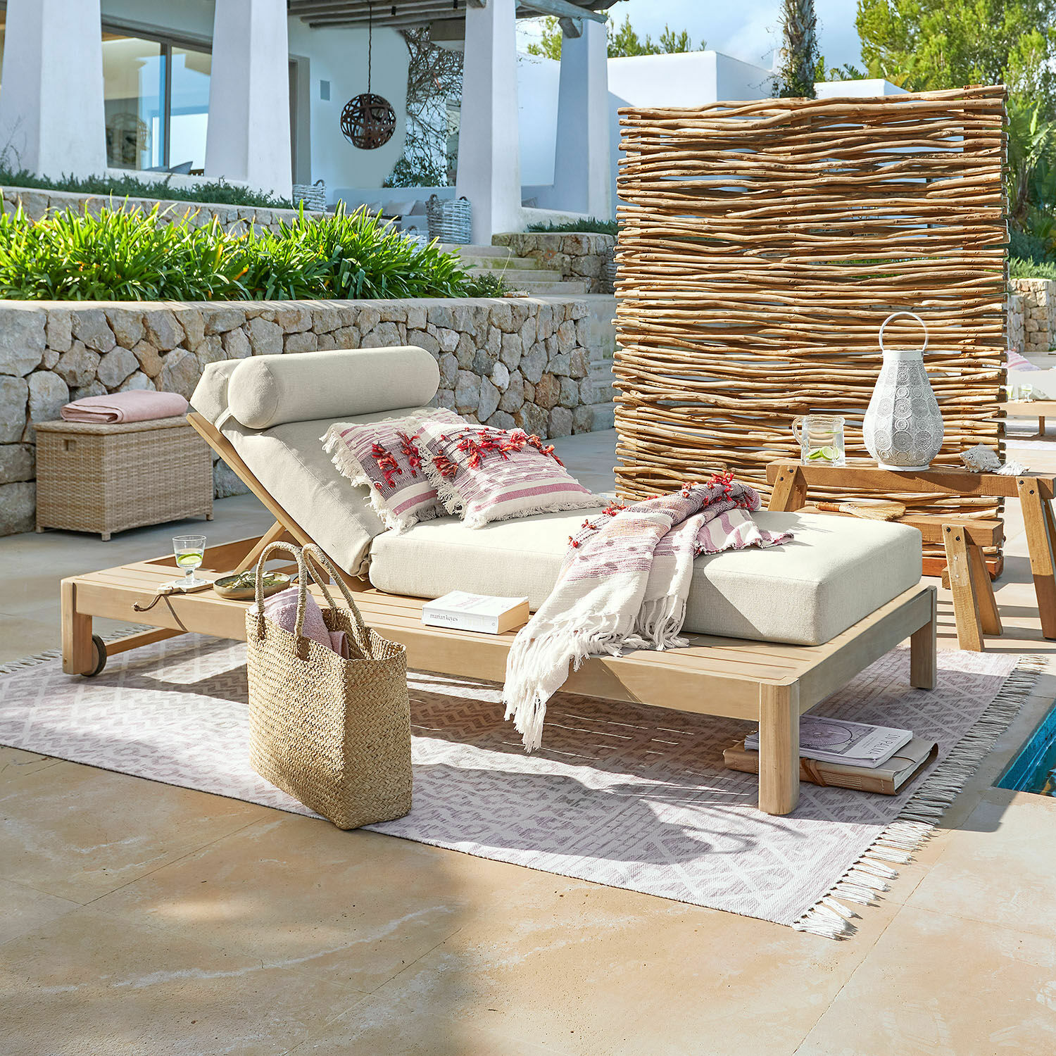 Ligbed FSC®-100% Lemorette Ligstoel van licht hout met crème kussen en decoratief plaid op terras bij zwembad
