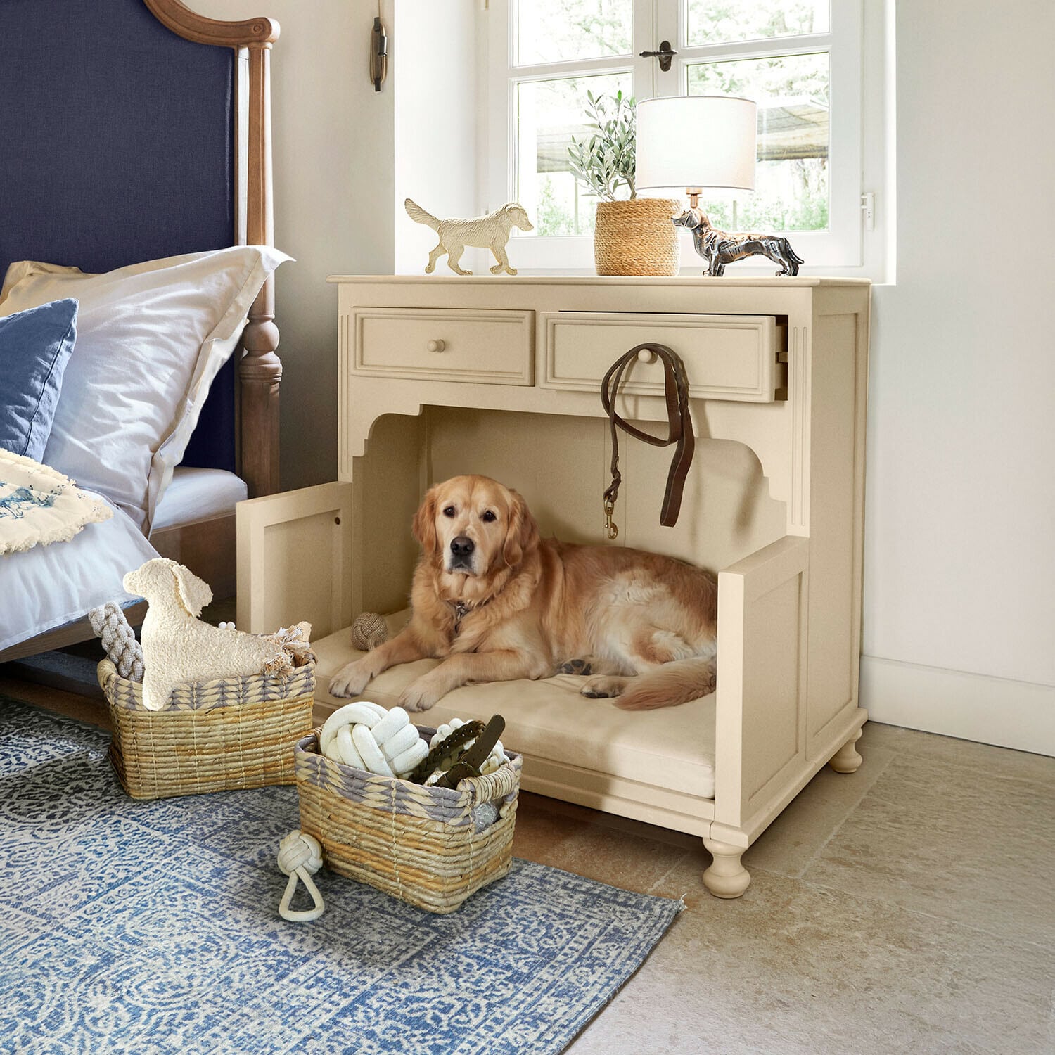 Beige houten hondenhok met kussen en leren riem, Golden Retriever in slaapkamer
