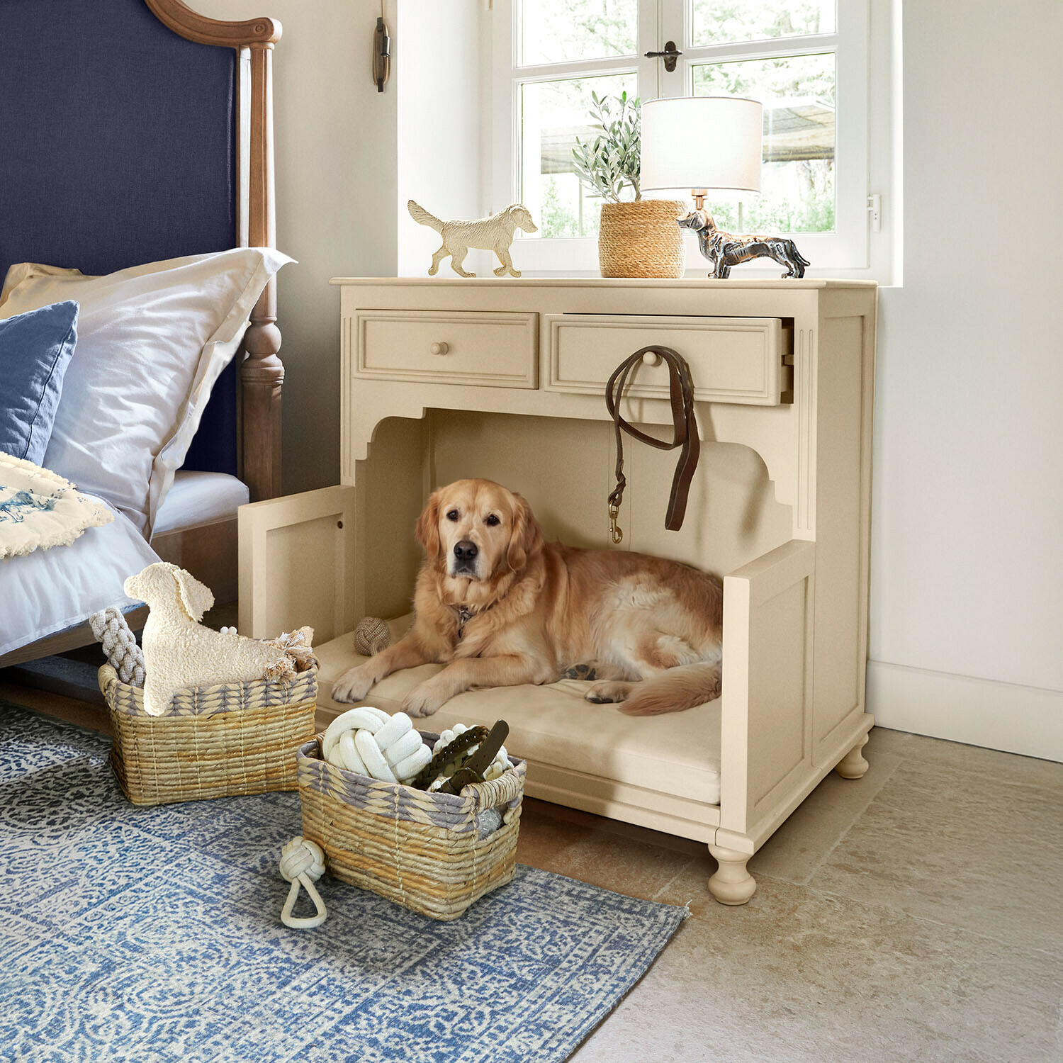 Lit pour chien Galivonne Niche pour chien en bois beige avec coussin et laisse en cuir, Golden Retriever dans une chambre