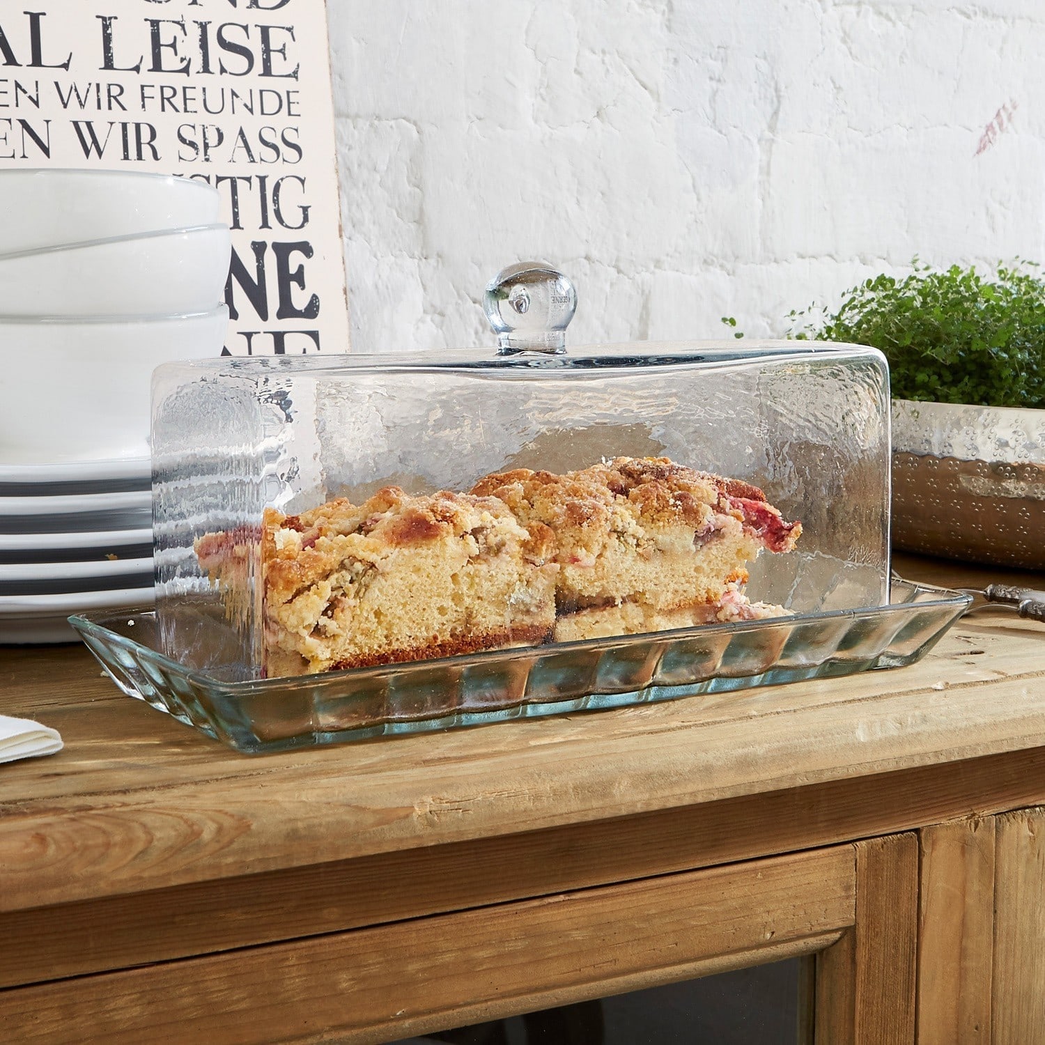 Cloche en verre avec plateau Nelia Boîte à gâteau en verre avec couvercle sur un comptoir en bois, accessoires de cuisine