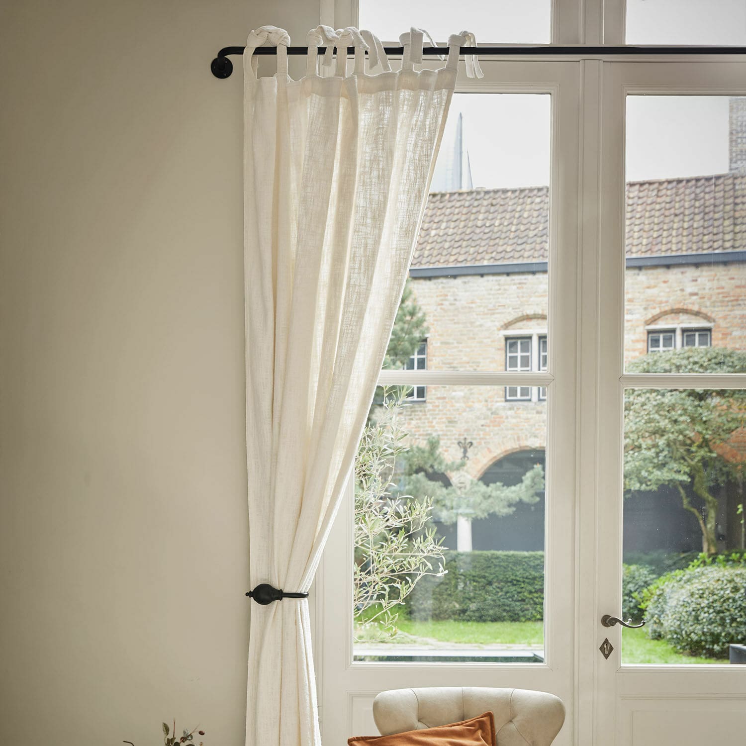 Tringle à rideaux d'angle avec 2 embrasses Belarune Rideau beige en lin avec boucles nouées sur tringle noire, décoration de fenêtre élégante