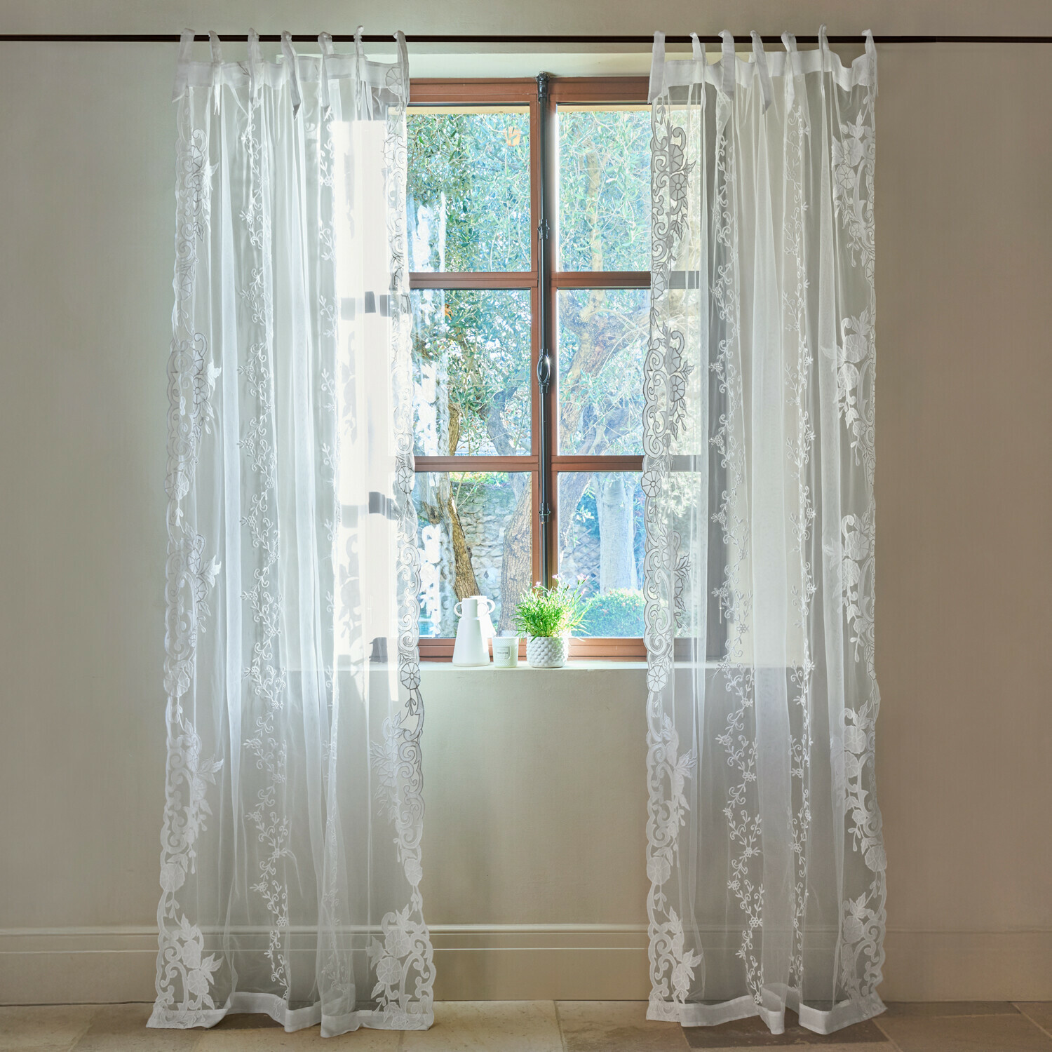 Gordijn Élourette Transparante witte vitrage met geborduurd bloemenpatroon aan raam, elegante interieurdecoratie