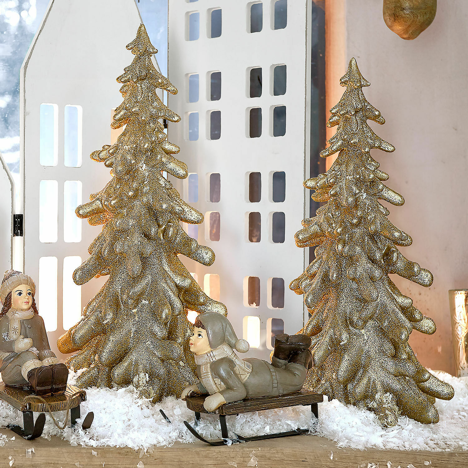 Sierboompje set van 2 Tolvene Gouden kerstboomdecoratie met kinderfiguren op sleeën in nepsneeuw, feestelijke tafeldecoratie