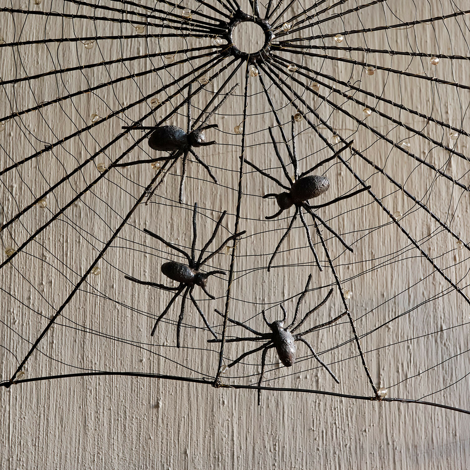 Decoratieve spin set van 4 Gwynetha Decoratief zwart metalen spinnenweb met spinnen op lichte achtergrond, Halloween versiering