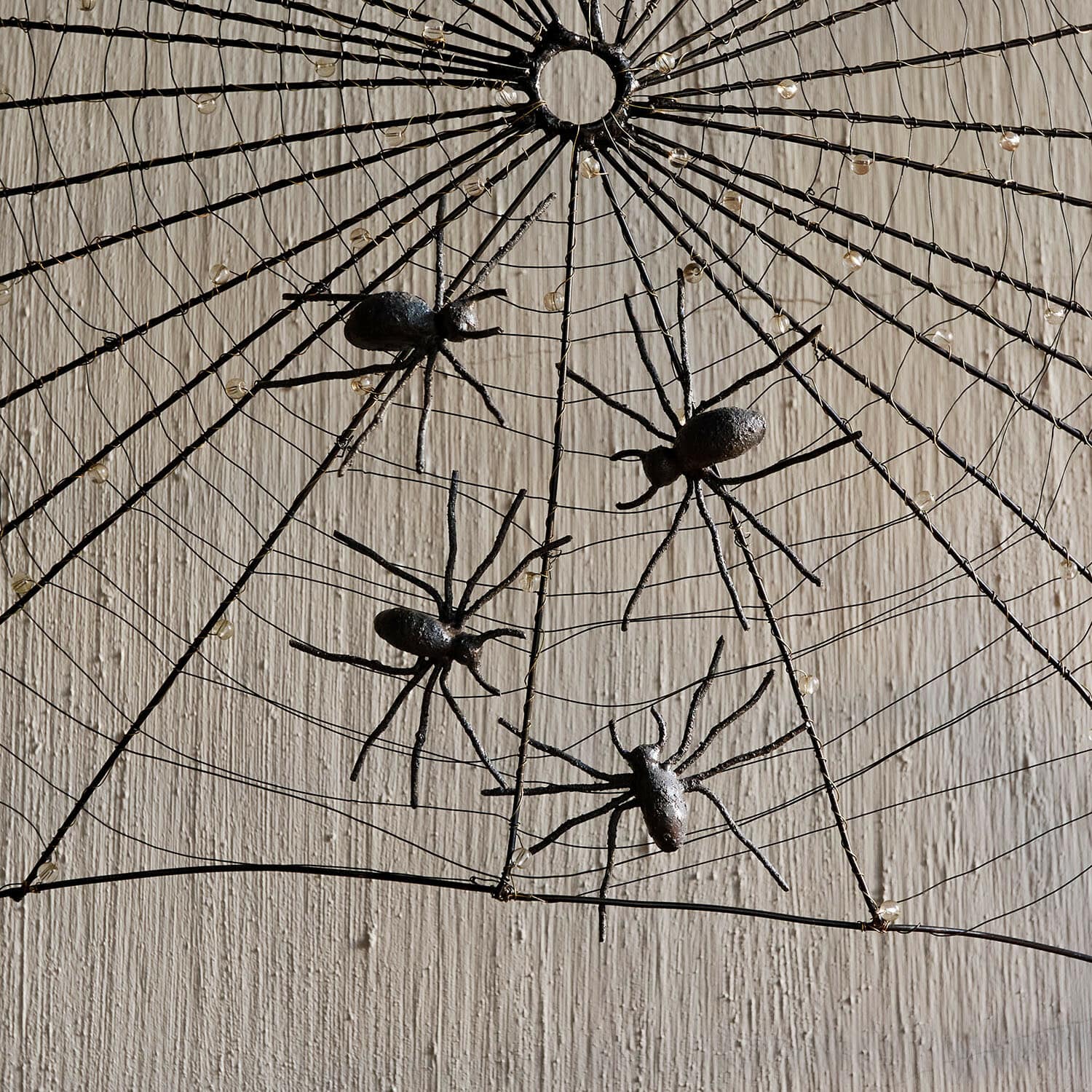 Decoratieve spin set van 4 Gwynetha Decoratief zwart metalen spinnenweb met spinnen op lichte achtergrond, Halloween versiering