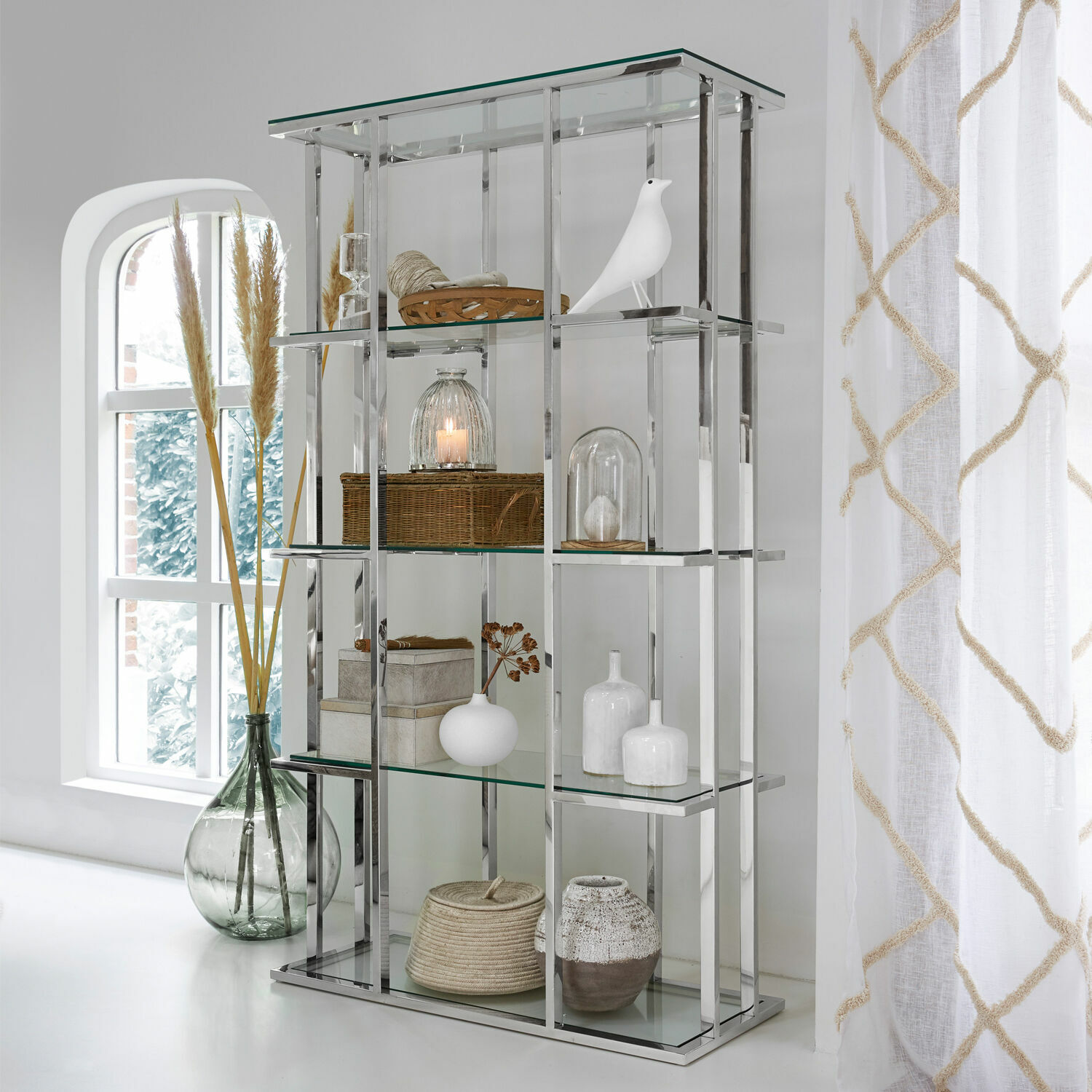 Open kast Dacre Moderne glazen kast met zilverkleurig metalen frame voor woonkamer en interieurdecoratie