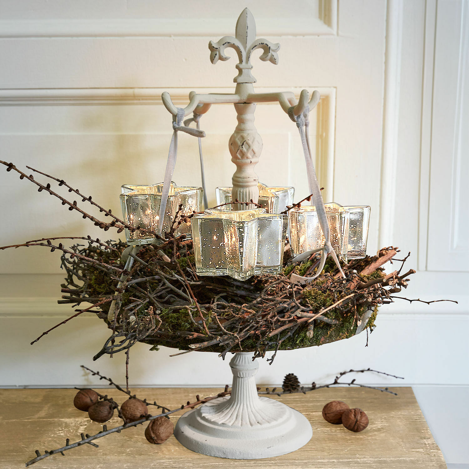 Kranshouder Antwan Decoratieve kandelaar van wit metaal met takken en glazen houdertjes in rustieke stijl