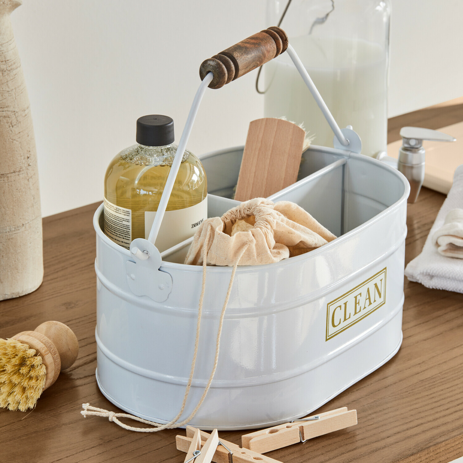 Emmer Clean Witte metalen organizer met houten handvat en tekst CLEAN, gevuld met schoonmaakspullen
