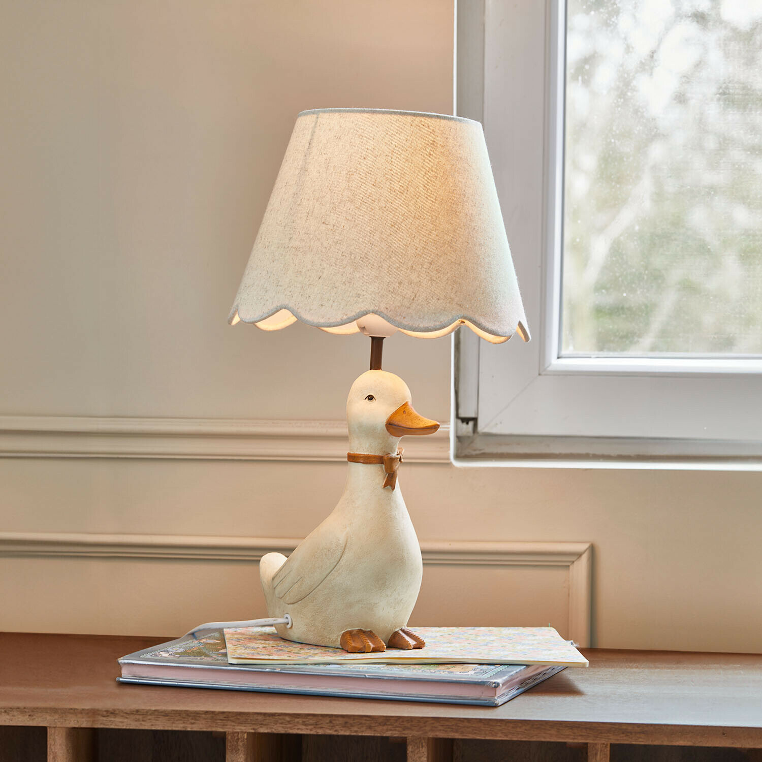 Nachtlampje Tillyboo Tafellamp met witte eendenvormige keramische voet en beige kap met golvende rand