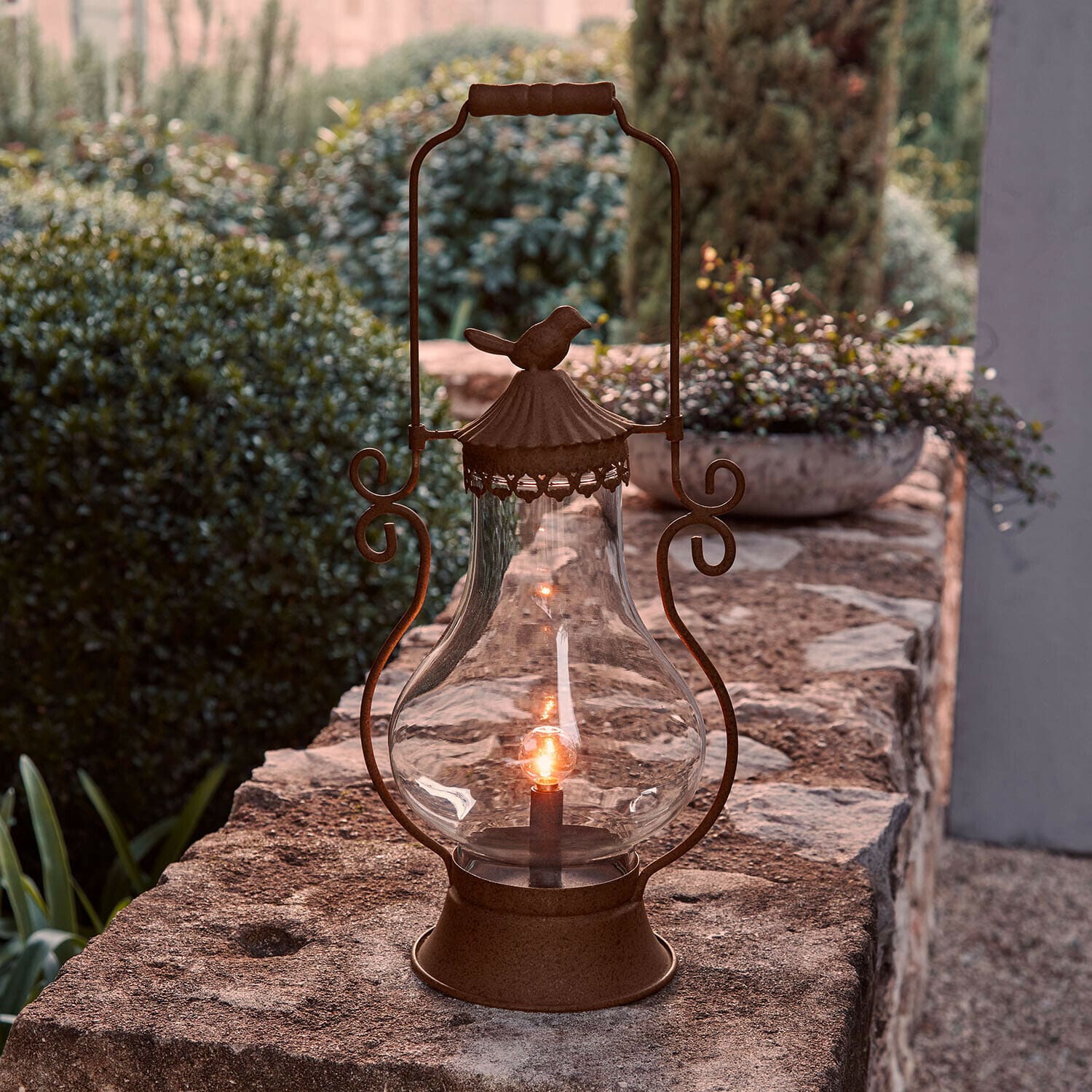 Lanterne LED Brisanne Lanterne de jardin en métal rouillé avec verre transparent et décoration oiseau, parfaite pour terrasse