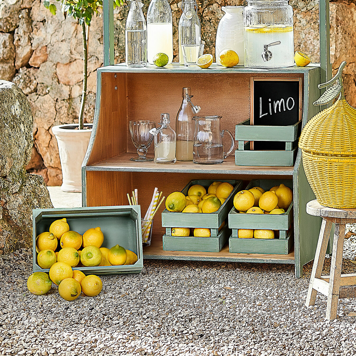 Mand set van 2 Éclairon Groene houten plank met citroenen en glazen flessen voor limonade buiten