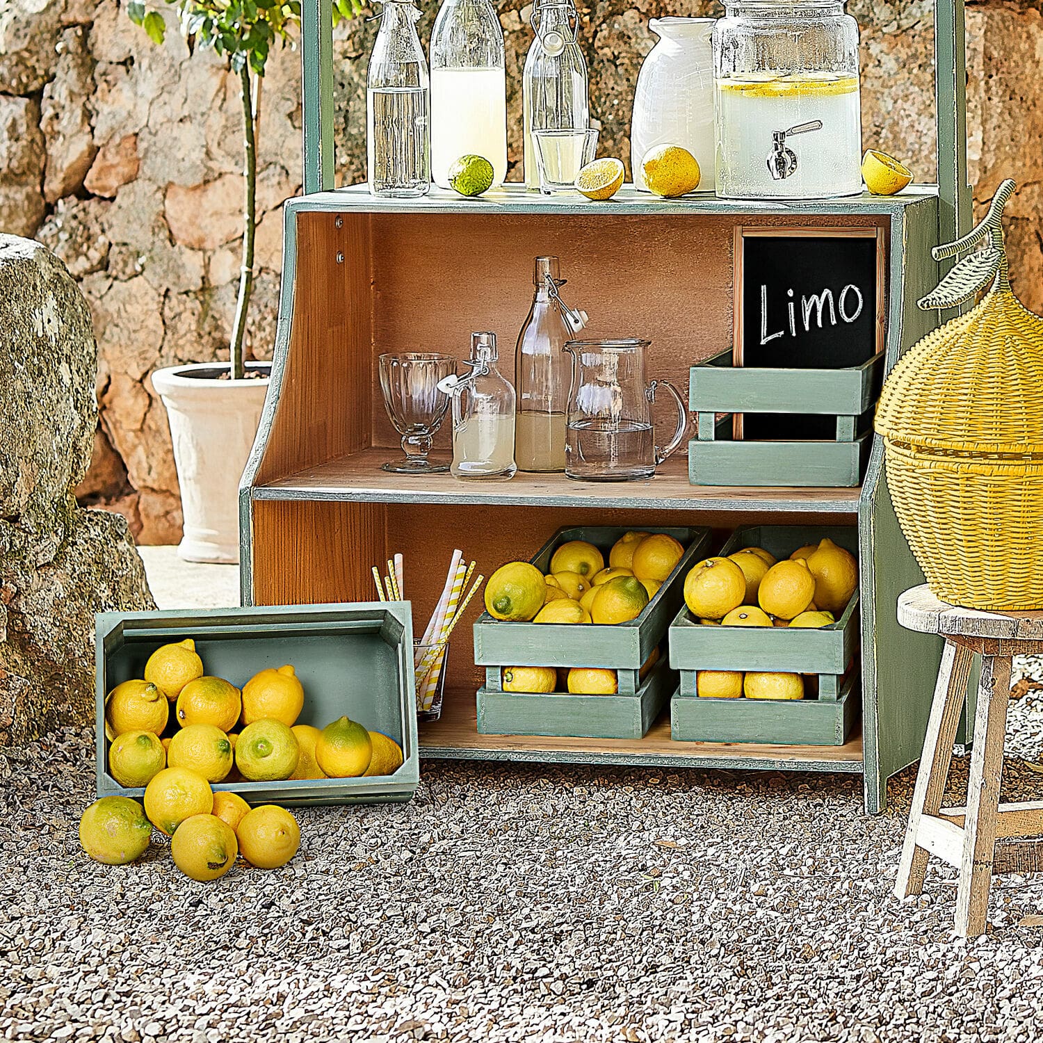 Mand set van 2 Éclairon Groene houten plank met citroenen en glazen flessen voor limonade buiten