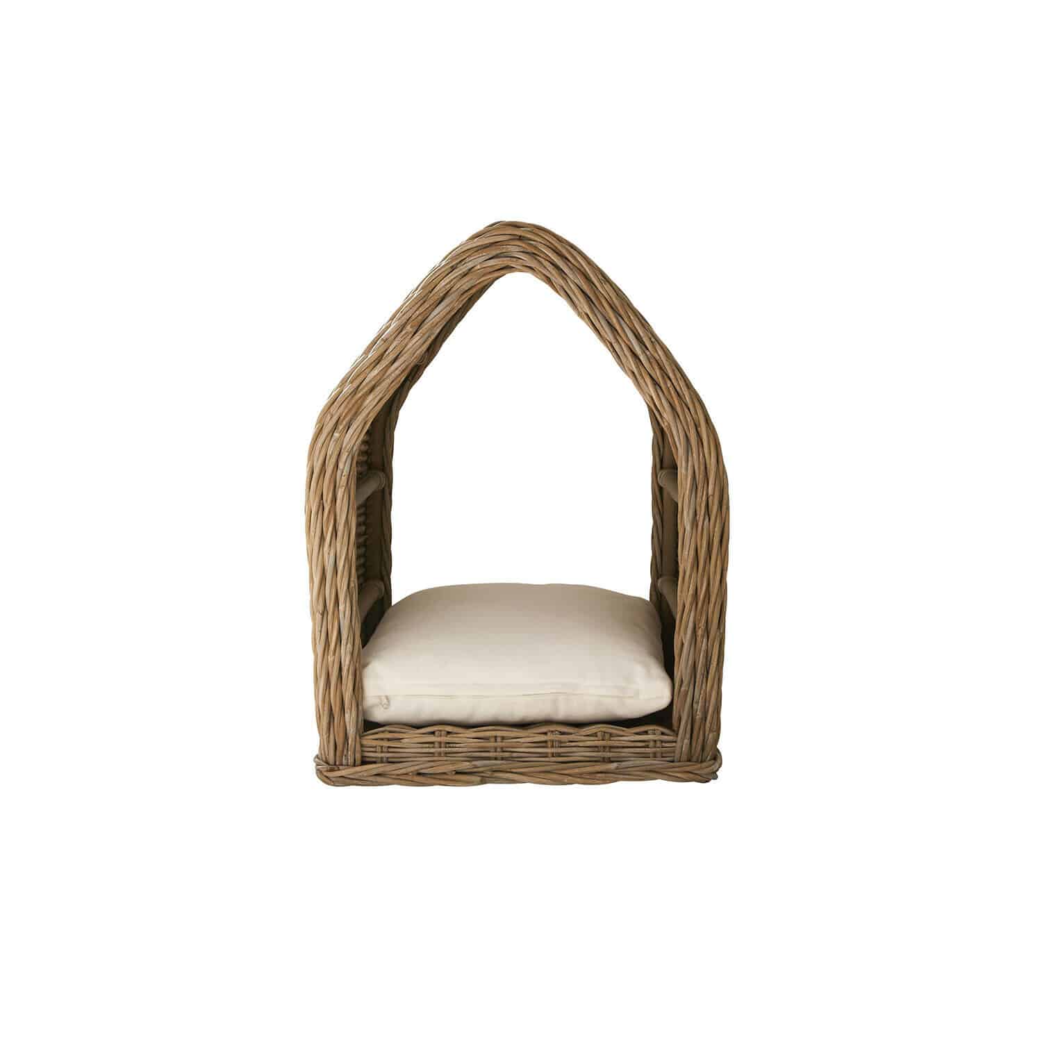 Rieten mand in huisvorm met crème kussen voor opberging en interieurdecoratie