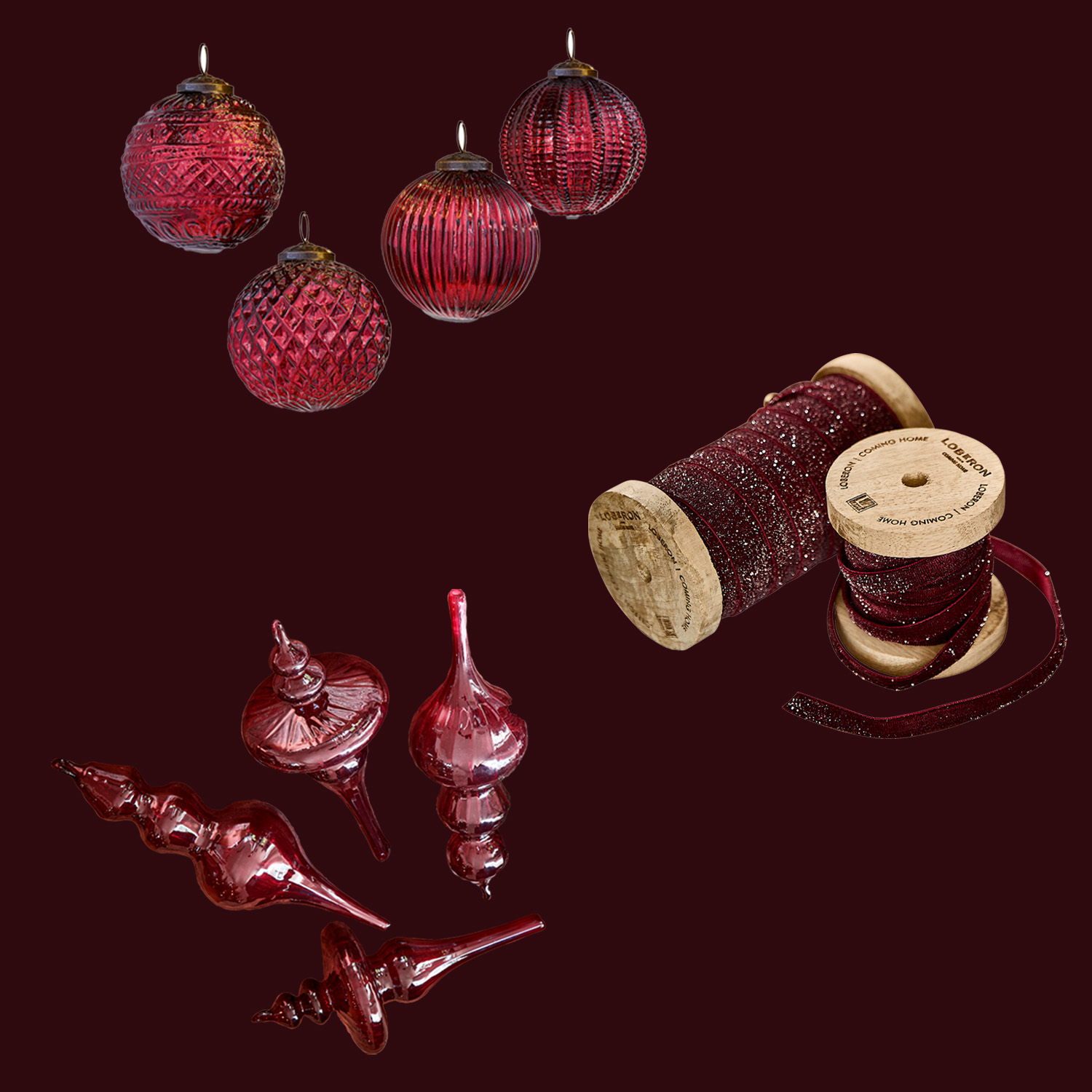 Ensemble de boules de Noël rouges en verre et décorations pointues avec ruban pailleté sur bobines en bois