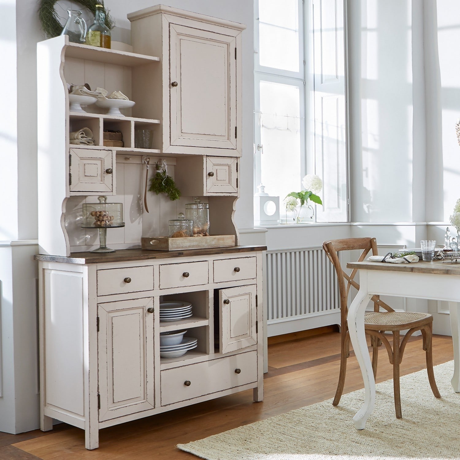 Kast Peteersham Crèmekleurige houten dressoir met lades en planken in vintage stijl voor eetkamer