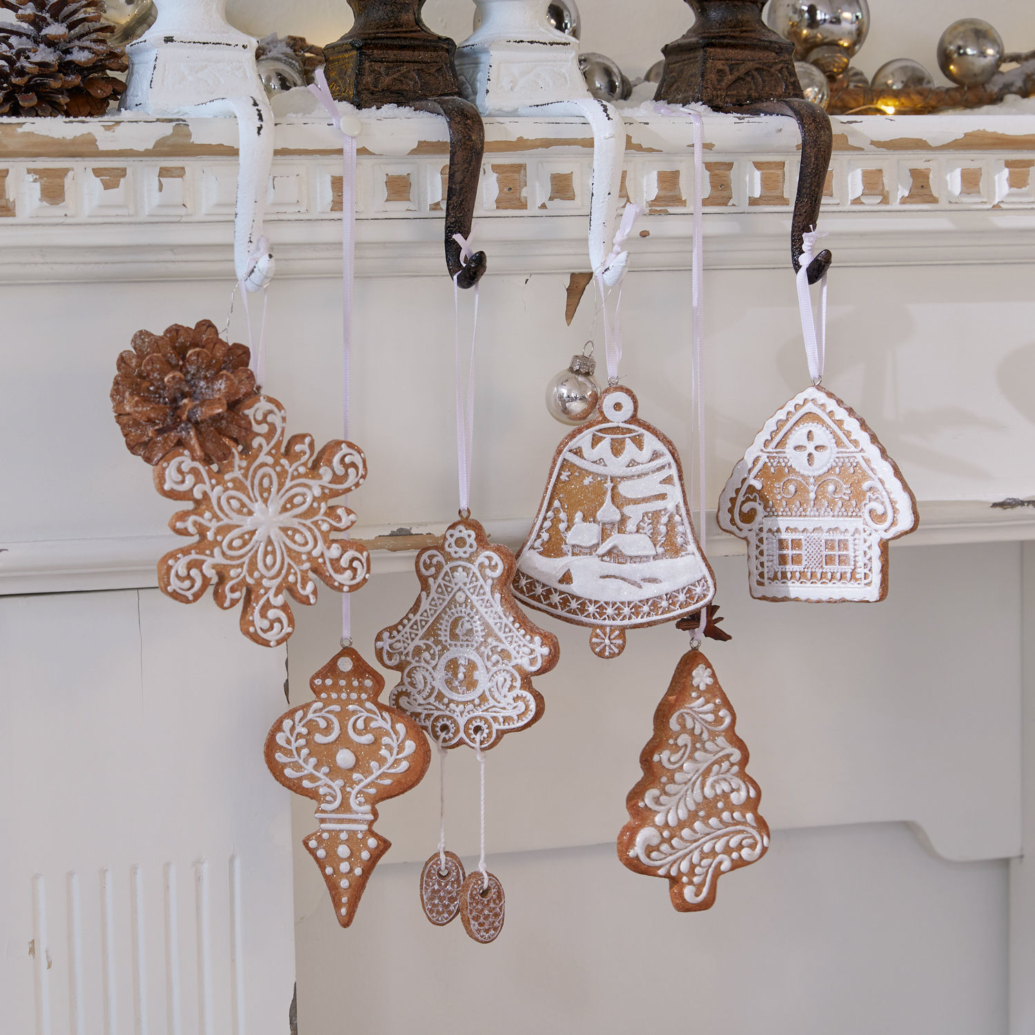 Lot de 6 décorations à suspendre Anyama Ensemble de décorations de Noël en pain d'épices avec glaçage blanc suspendues à des crochets sur une cheminée, décorations festives