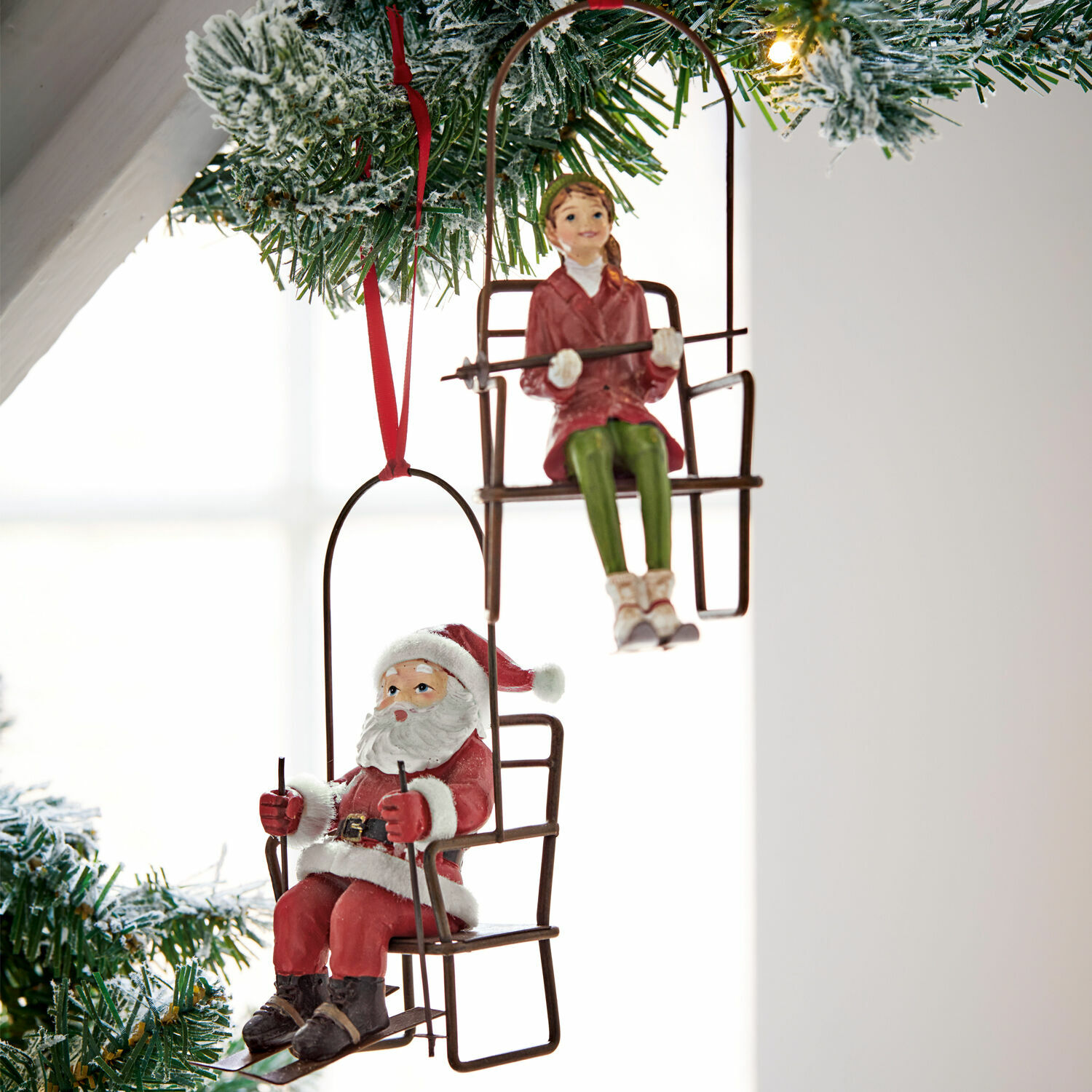 Hanger set van 2 Ponta Kerstversiering met hangende figuren van de kerstman en meisje op metalen stoelen