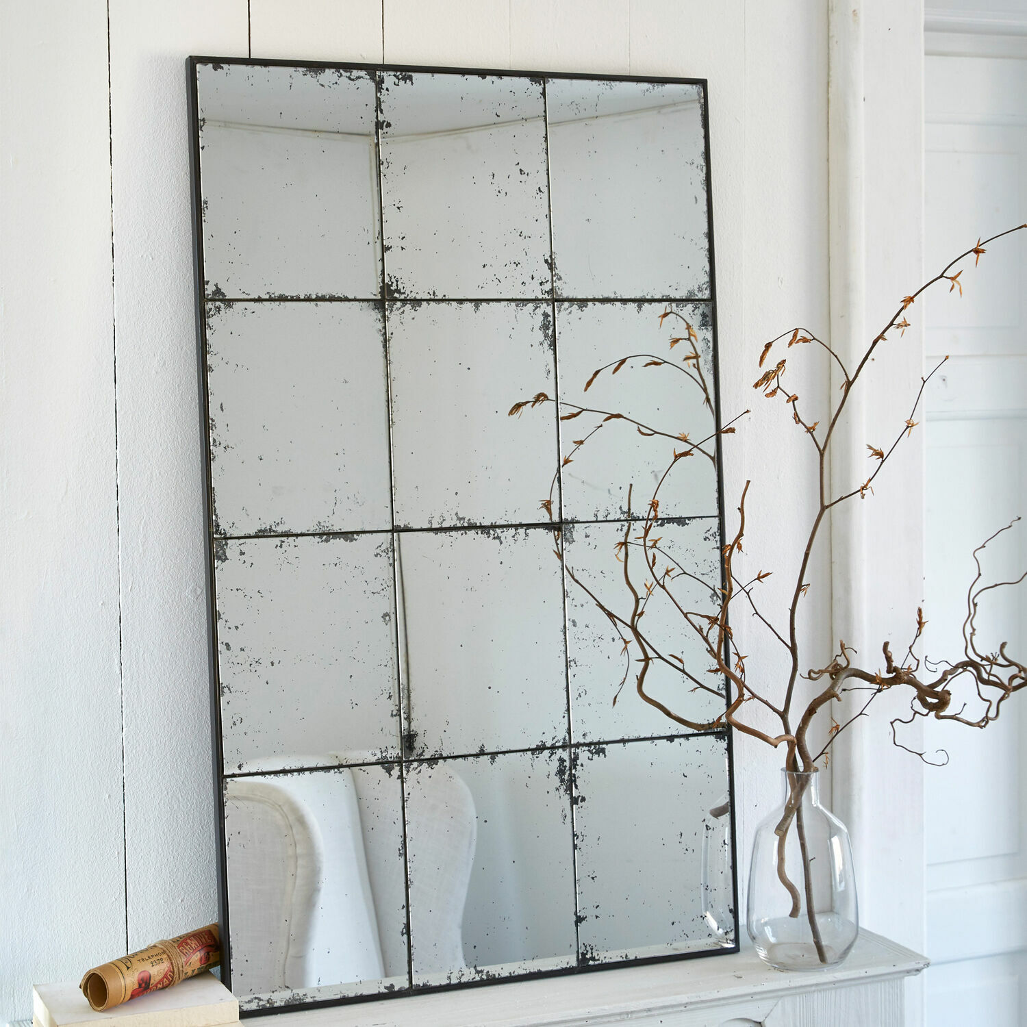 Miroir Burami Grand miroir mural en verre vieilli avec cadre métallique noir, décoration intérieure vintage