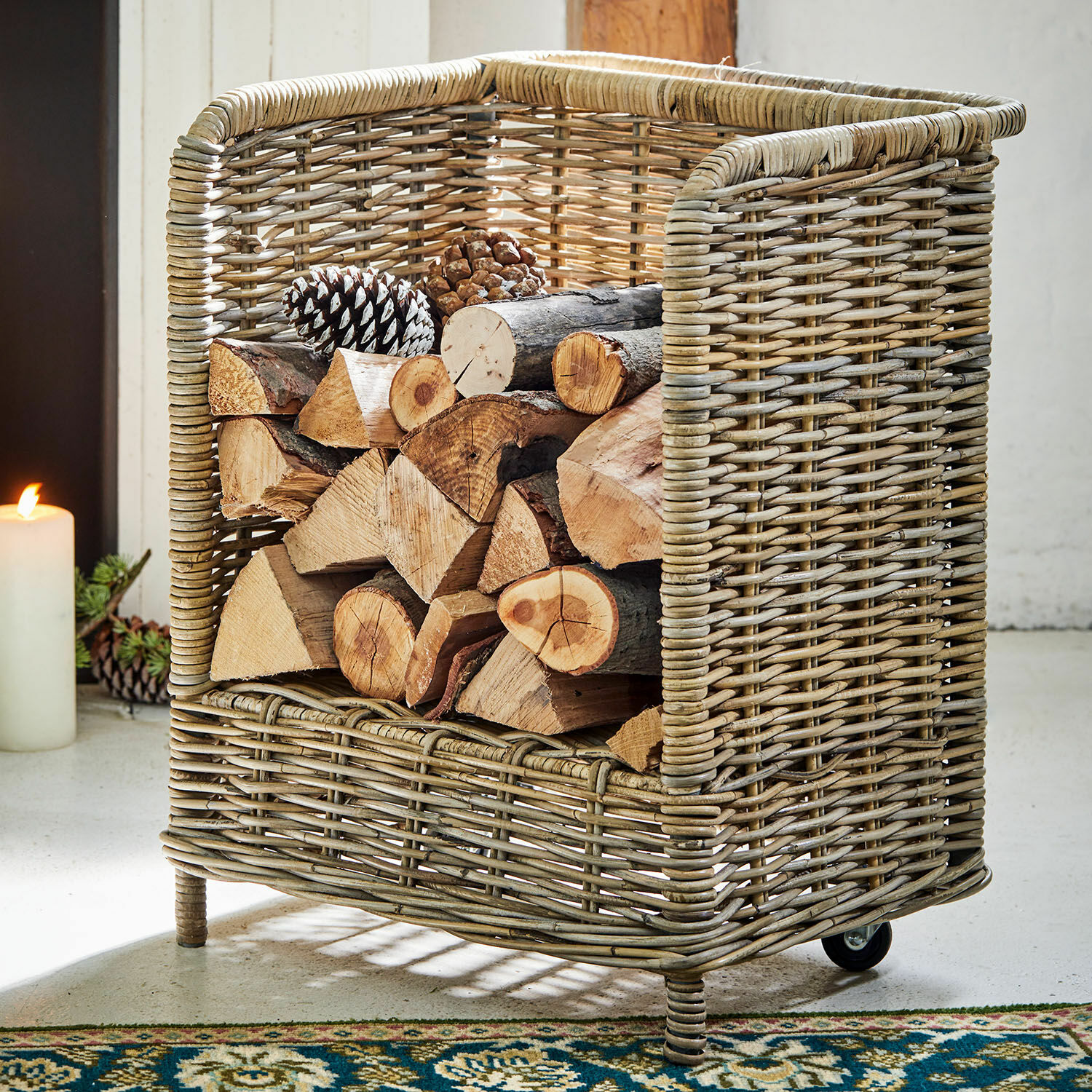 Panier à bûches Xabier Panier à bois en rotin naturel sur roulettes, parfait pour ranger le bois de chauffage à l'intérieur