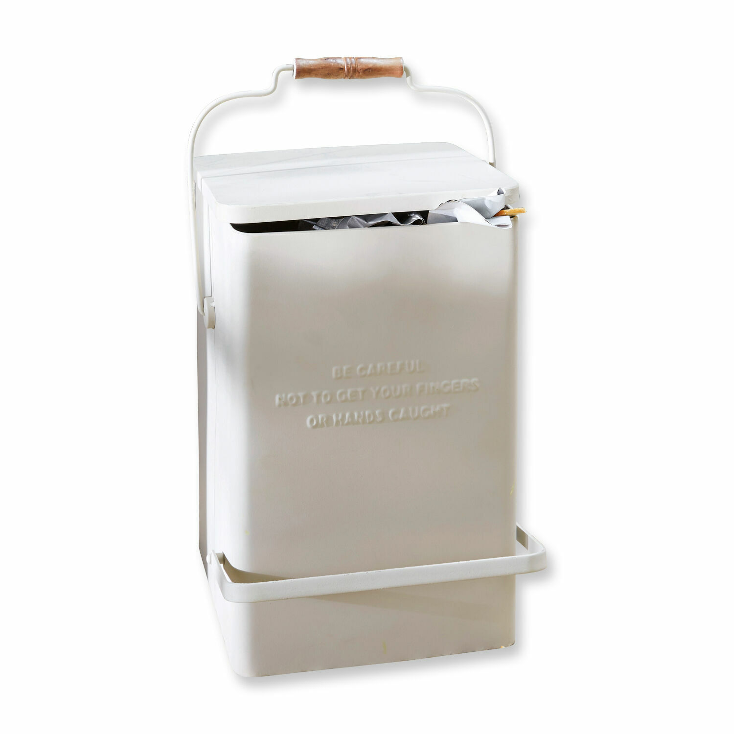 beige Beige metalen afvalemmer Connoly met houten handvat, praktische afvalcontainer voor thuis