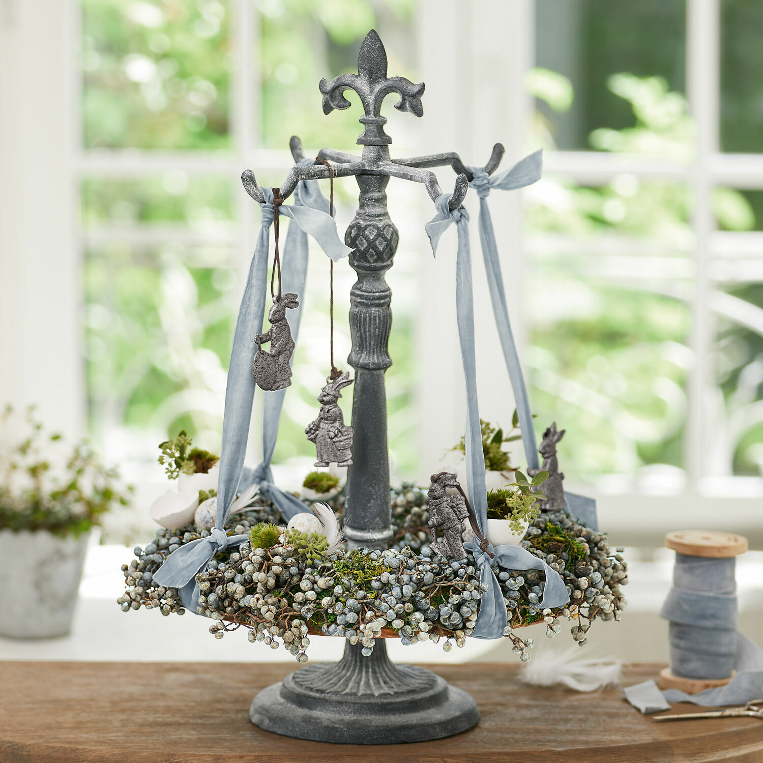 Support pour couronne Antwan Décoration de table en métal gris avec rubans et suspensions lapins pour décoration printanière