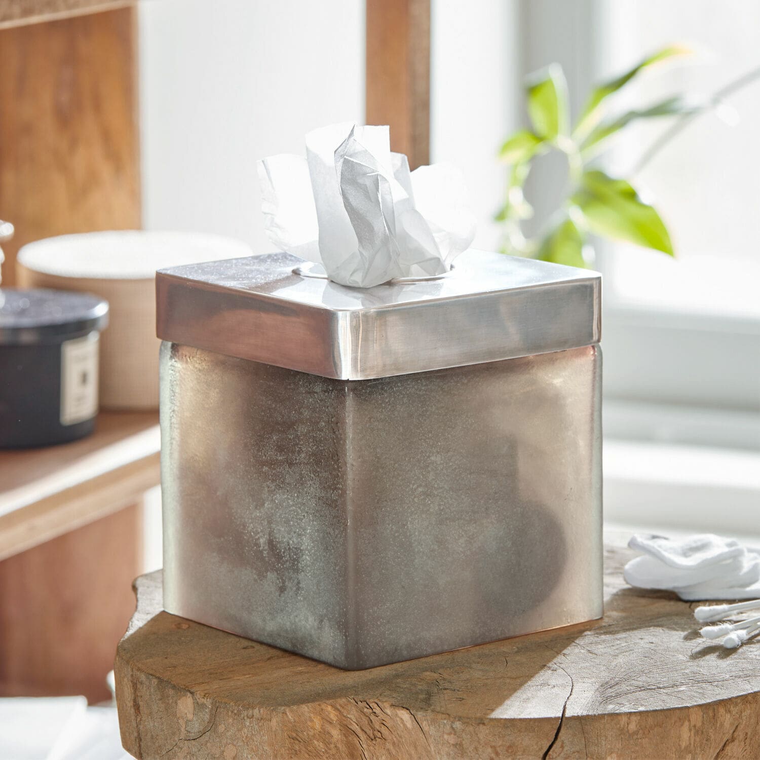 Tissuebox Celline Vierkante zilverkleurige metalen tissuebox met geborsteld oppervlak op houten tafel