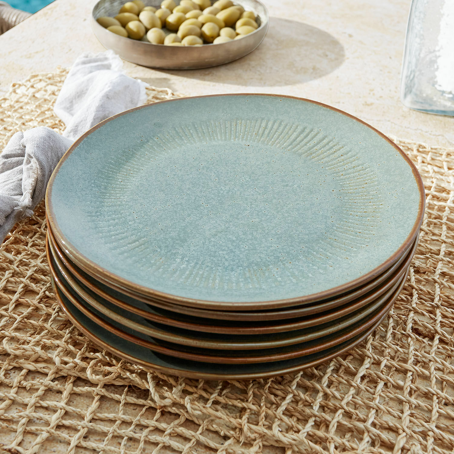Lot de 6 assiettes Périers Ensemble d'assiettes en céramique bleue avec bord brun sur napperon tressé, vaisselle élégante