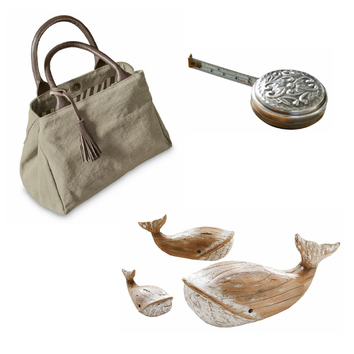Sac beige en tissu avec poignées marron et pompon, décorations en bois de baleines et mètre ruban en métal