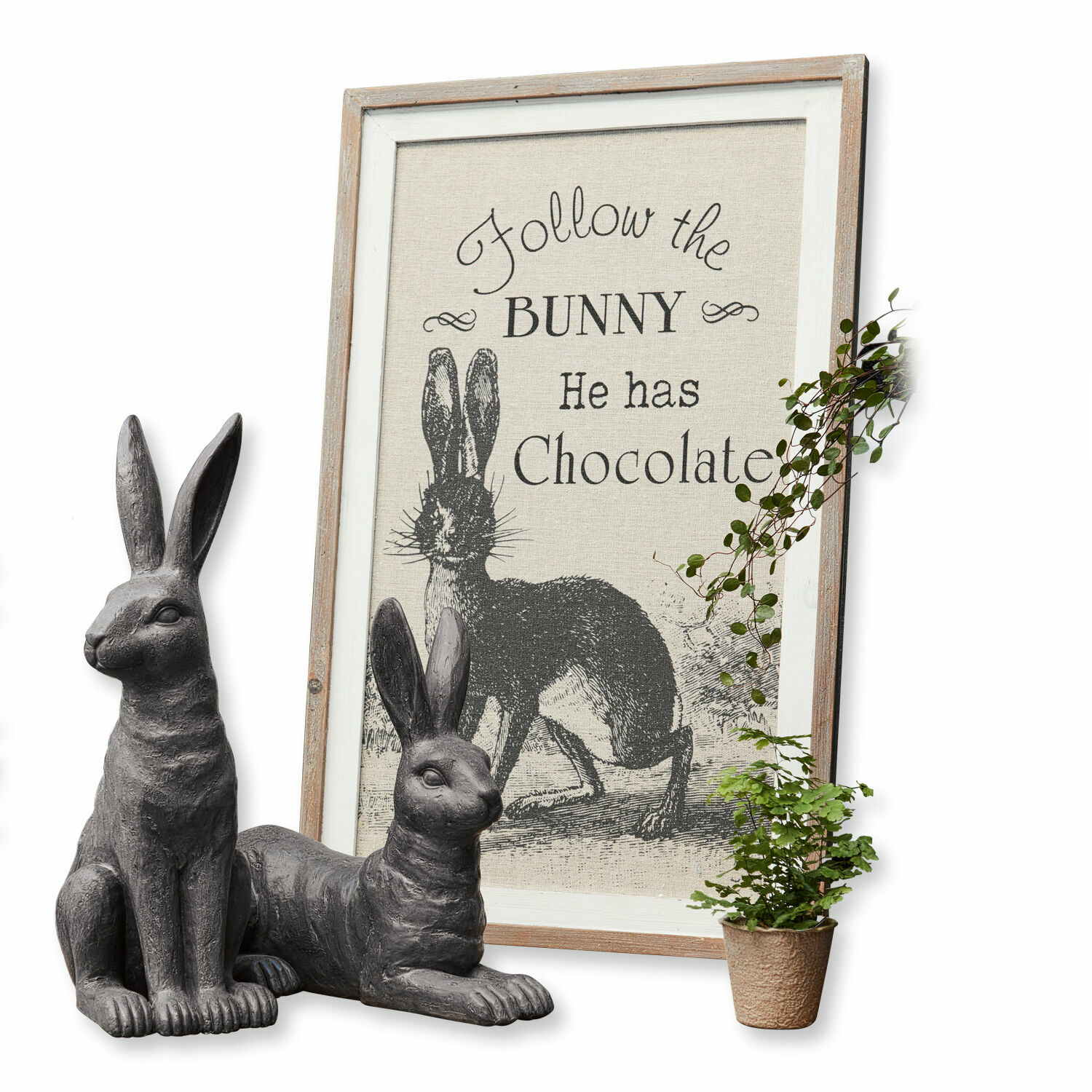 Decoboard Chocolate Grijze decoratieve konijnenfiguren met beige lijst en tekst over konijn en chocolade