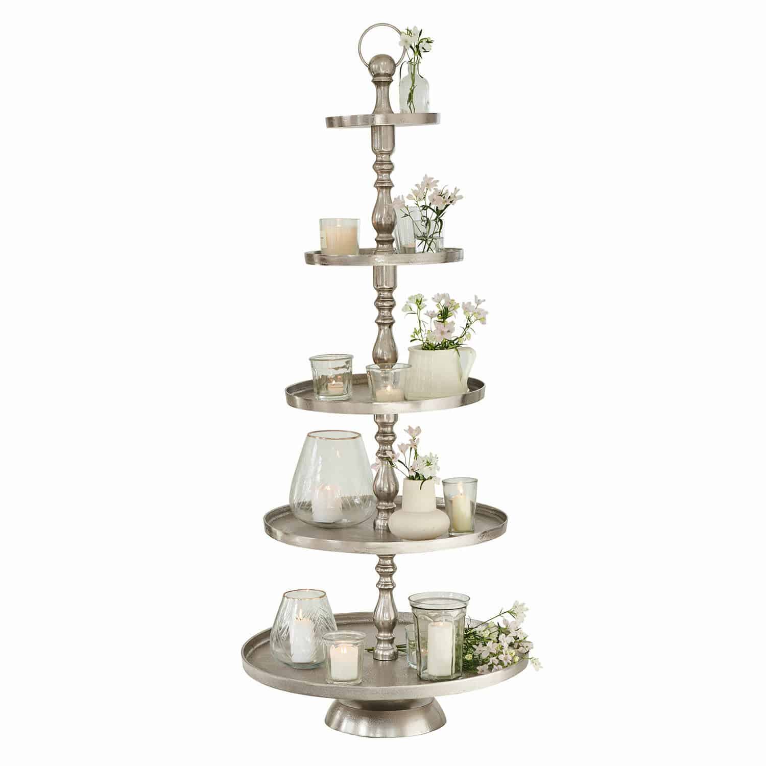 Etagère Magonie Vijfdelige zilverkleurige metalen etagère met kaarsen en witte bloemen als decoratie