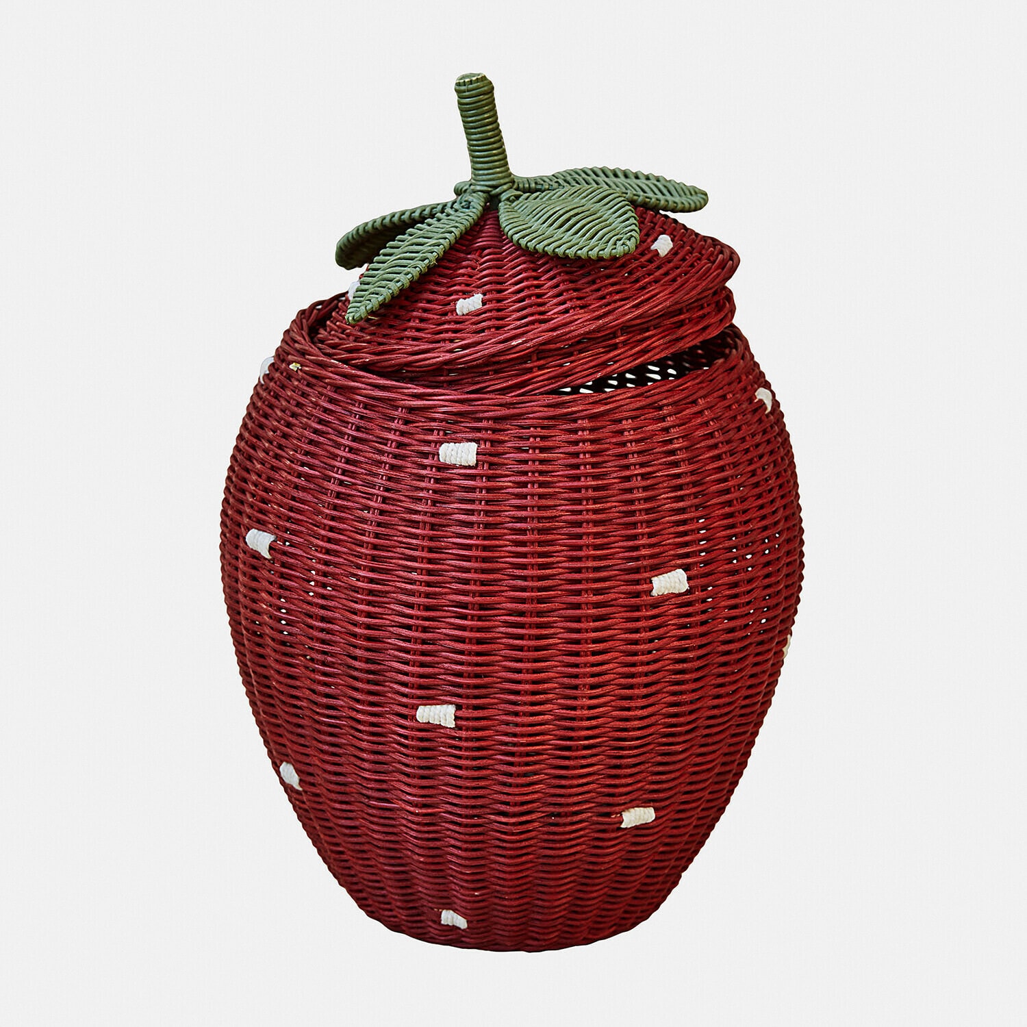 Rode rieten mand in aardbeivorm met groene bladeren, decoratieve opbergmand