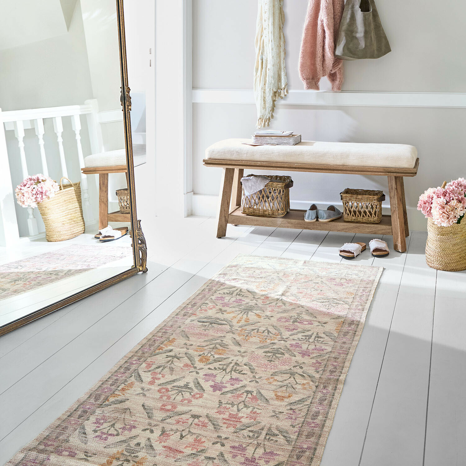 Tapis long Jardin d'Été Banc en bois clair avec coussin beige dans une pièce lumineuse avec tapis à motif floral pastel