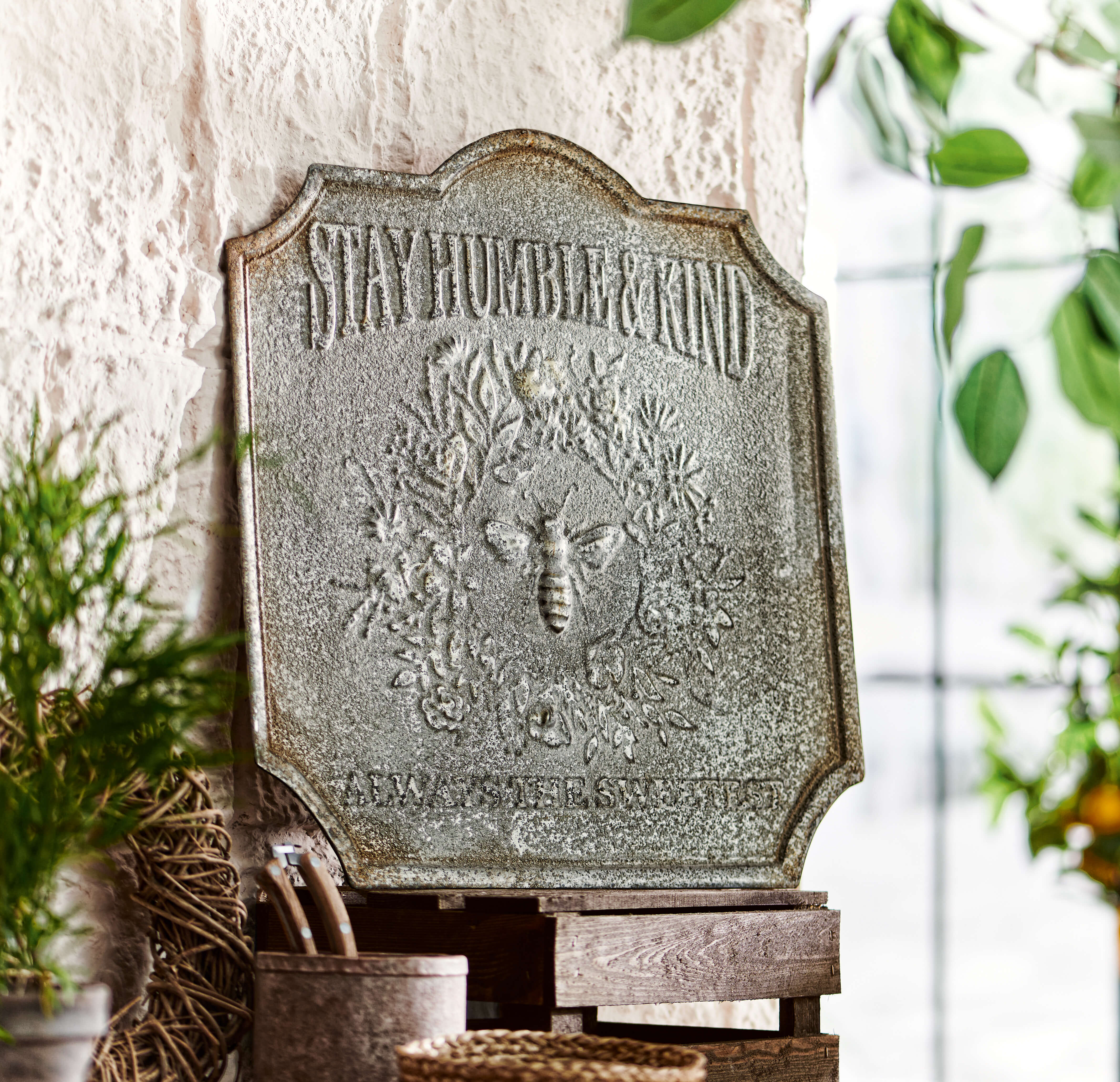 Decoratief metalen vintage bord met tekst Stay Humble & Kind en bijenmotief voor wanddecoratie